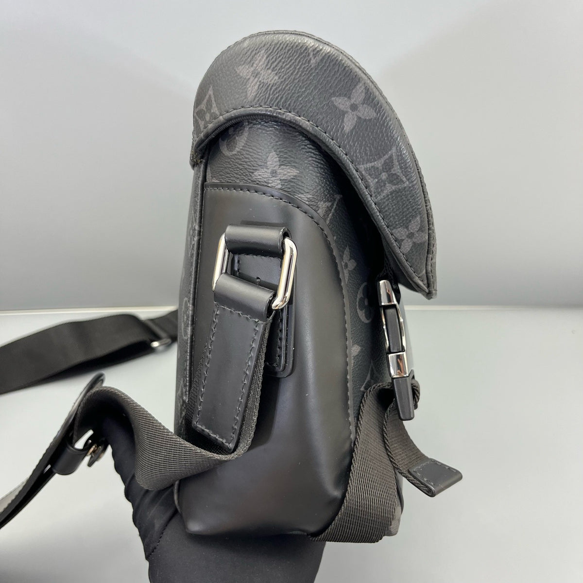 Louis Vuitton - Voyager Messenger Bag - Leather - Black