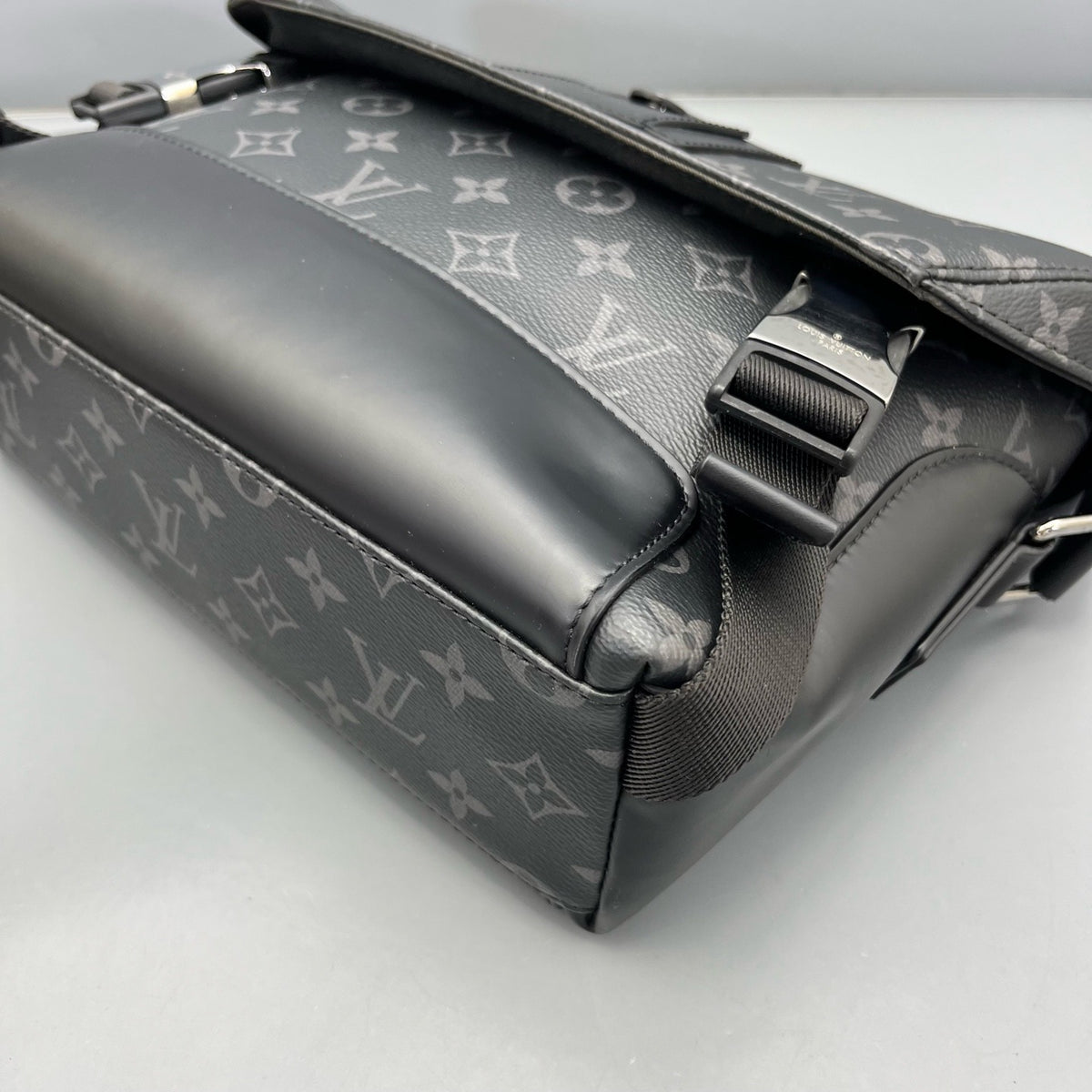 Louis Vuitton - Voyager Messenger Bag - Leather - Black