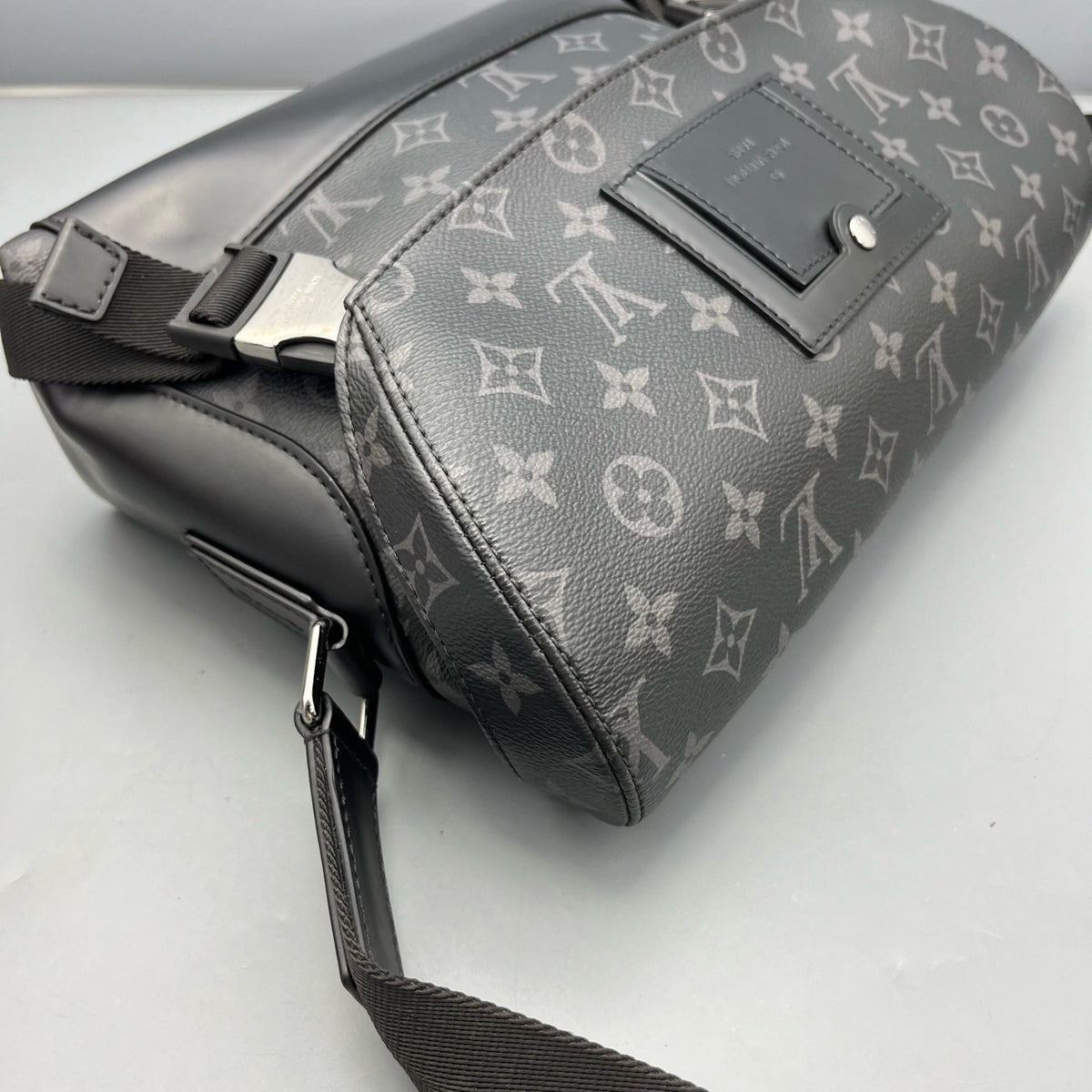Louis Vuitton - Voyager Messenger Bag - Leather - Black