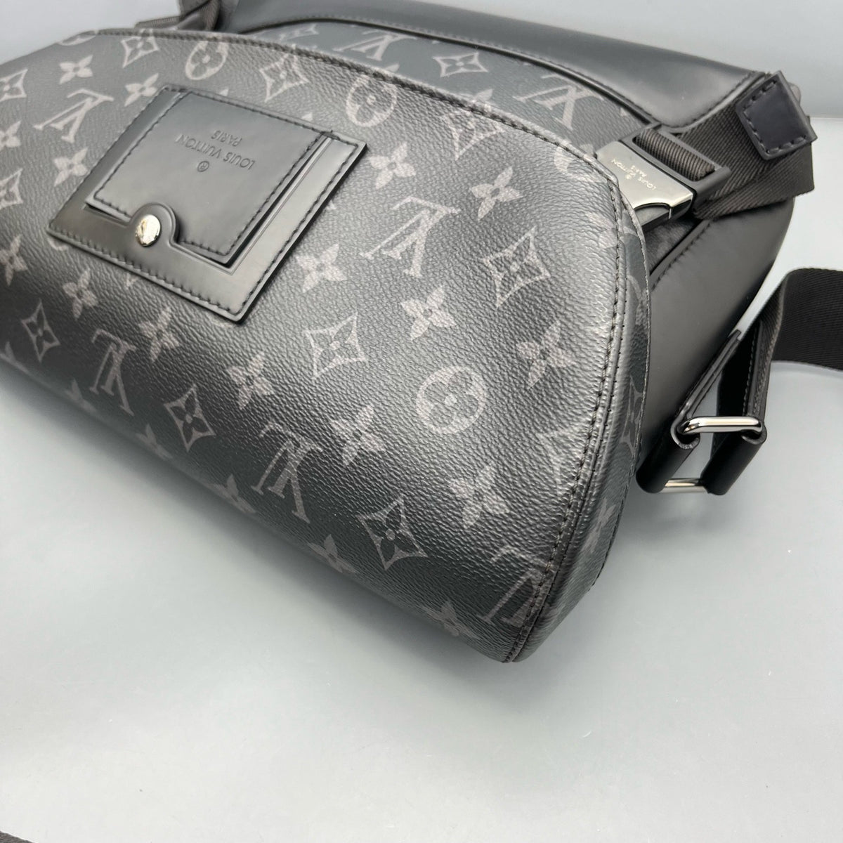 Louis Vuitton - Voyager Messenger Bag - Leather - Black