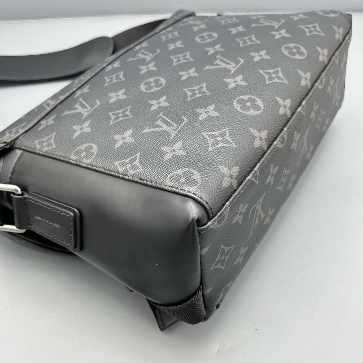 Louis Vuitton - Voyager Messenger Bag - Leather - Black
