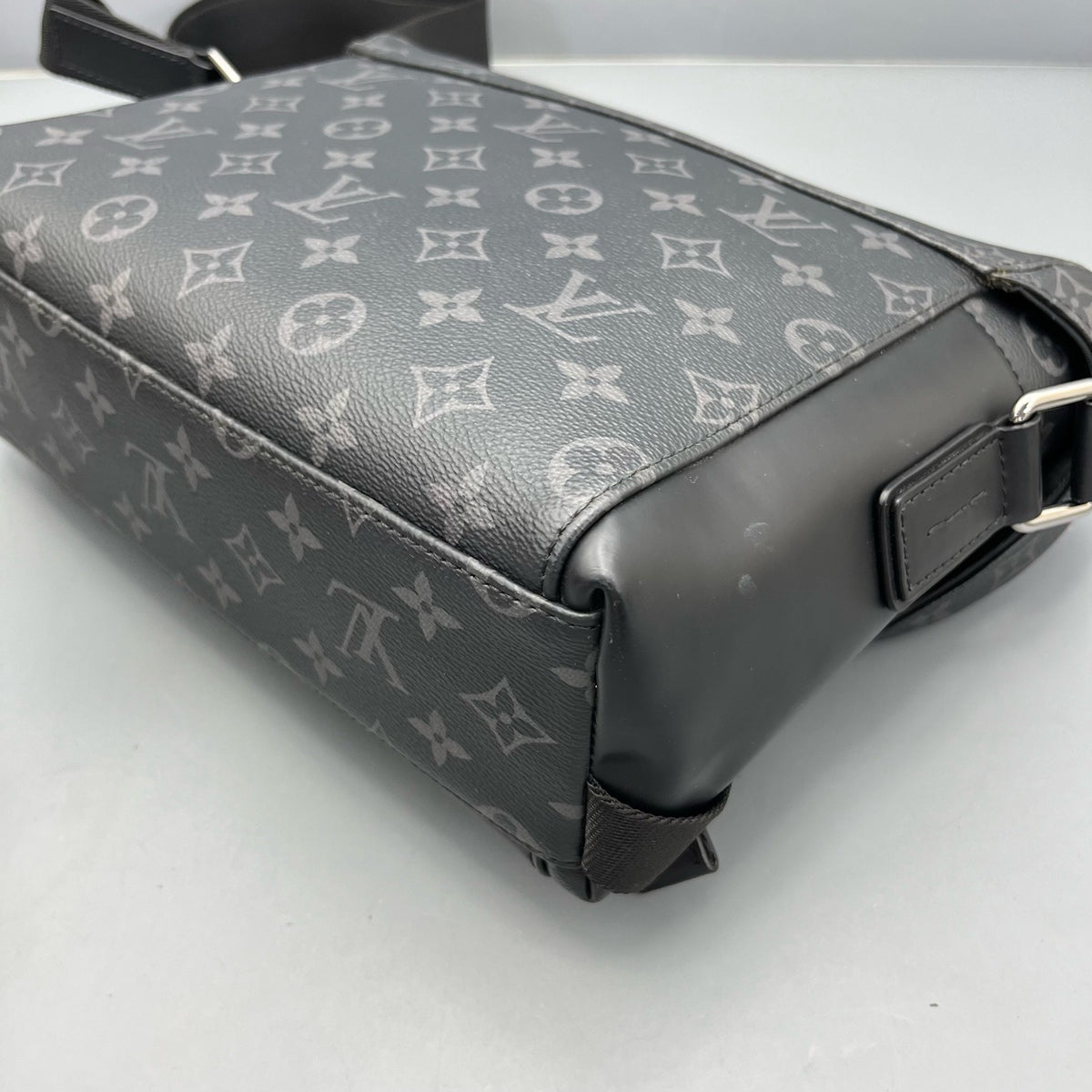 Louis Vuitton - Voyager Messenger Bag - Leather - Black