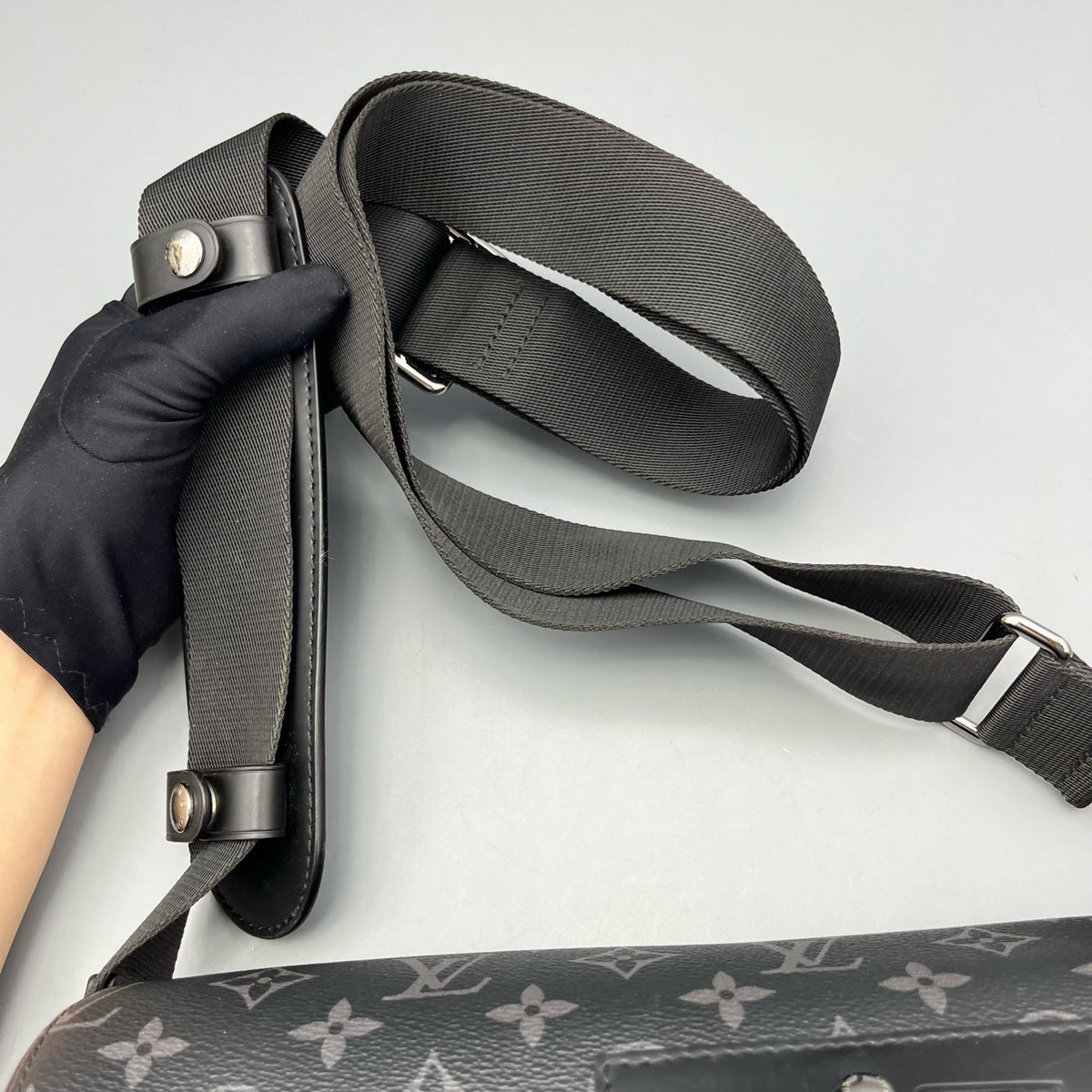 Louis Vuitton - Voyager Messenger Bag - Leather - Black