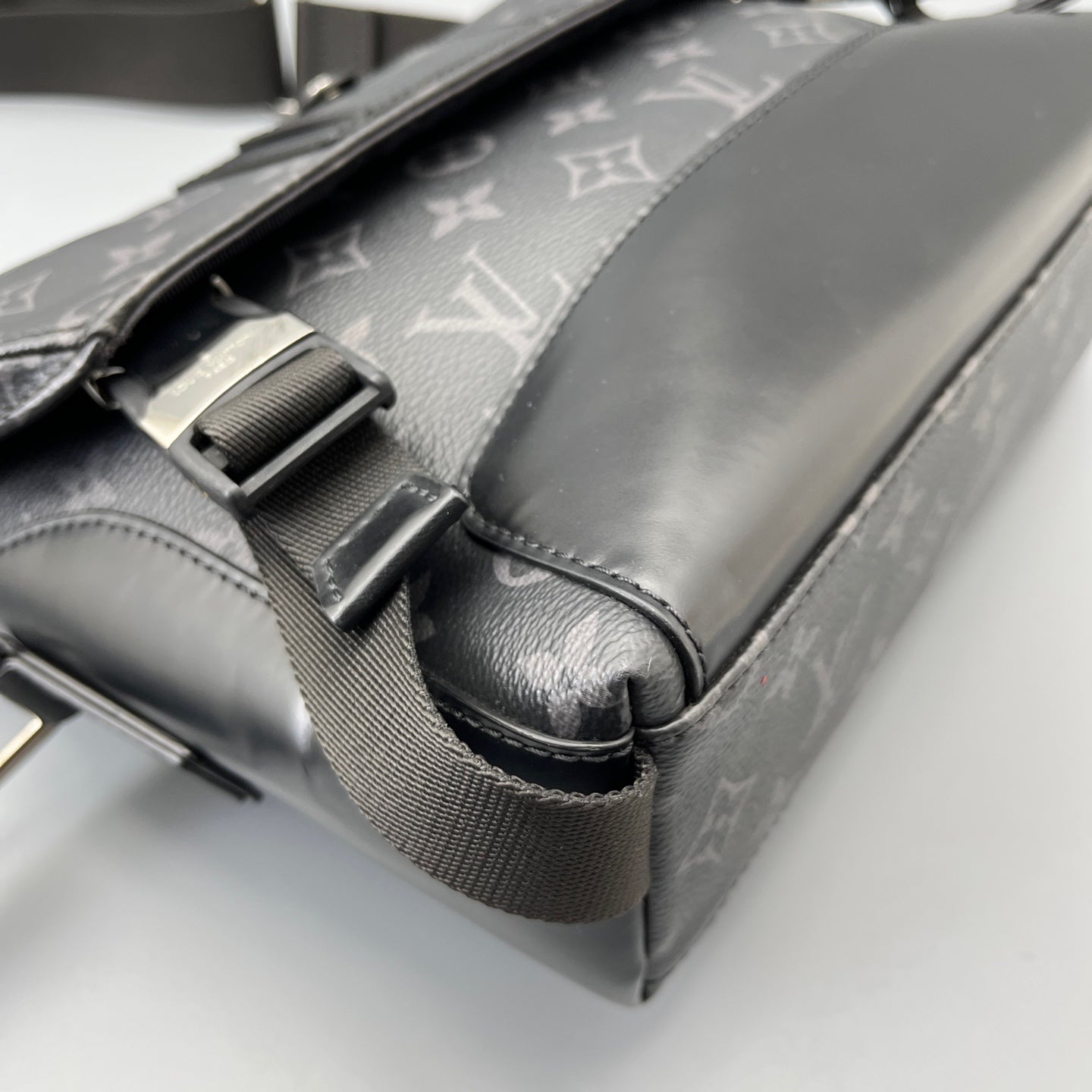 Louis Vuitton - Voyager Messenger Bag - Monogram Eclipse coated canvas with cowhide leather trim - Black - (medium)