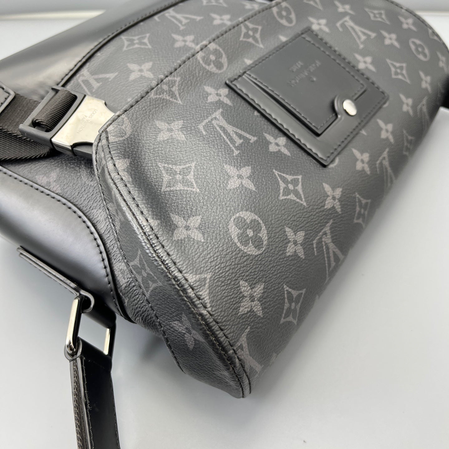 Louis Vuitton - Voyager Messenger Bag - Monogram Eclipse coated canvas with cowhide leather trim - Black - (medium)