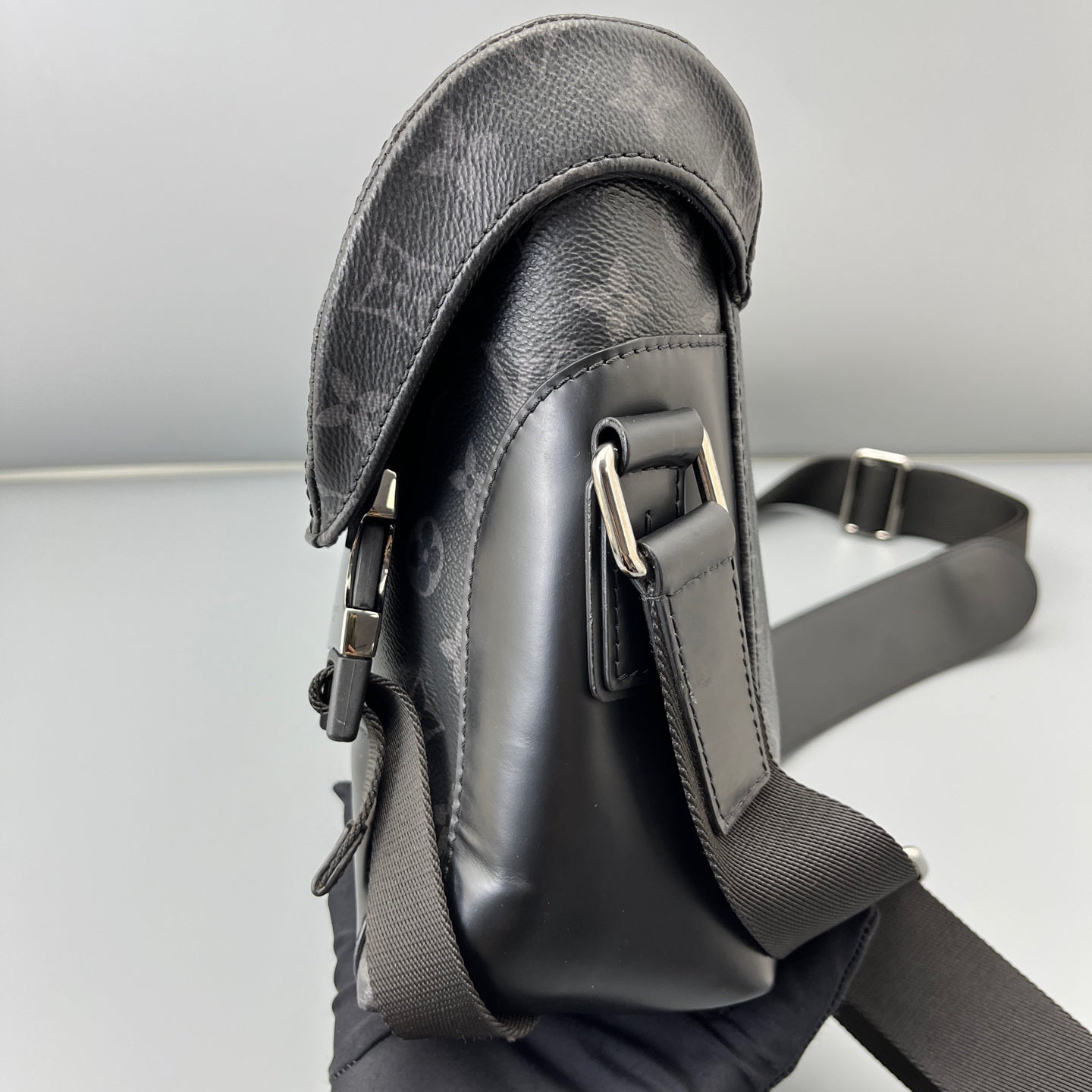 Louis Vuitton - Voyager Messenger Bag - Monogram Eclipse coated canvas with cowhide leather trim - Black - (medium)