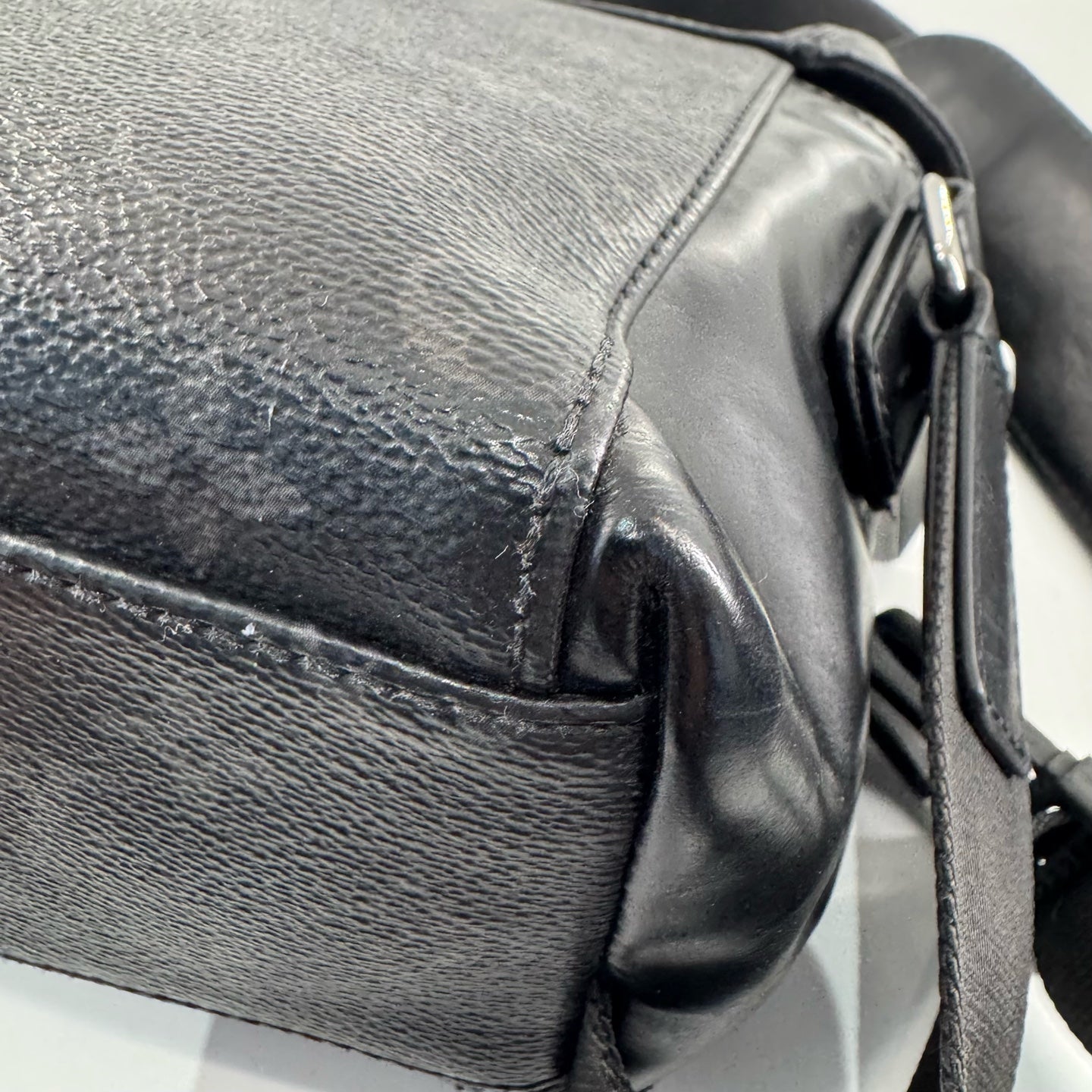 Louis Vuitton - Voyager Messenger Bag - Monogram Eclipse coated canvas with grained leather trim - Black - (Medium)
