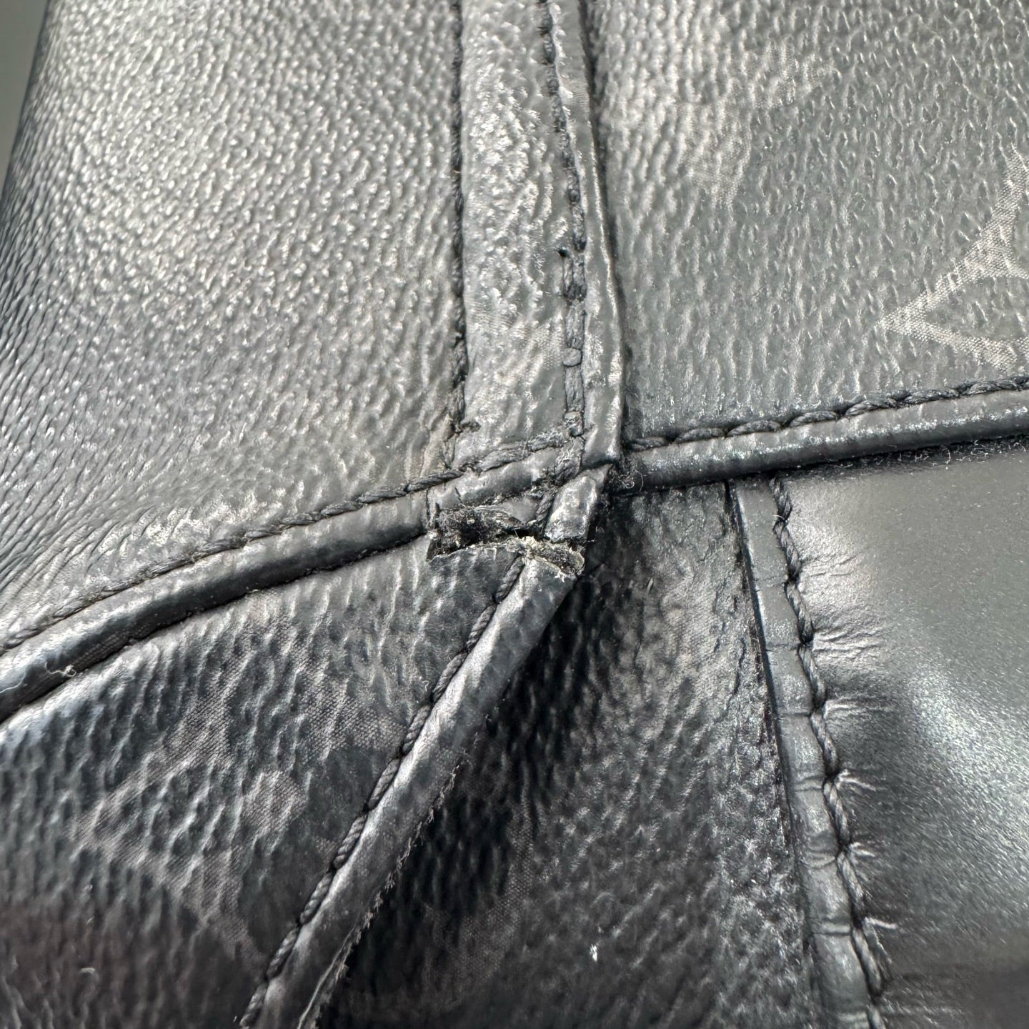 Louis Vuitton - Voyager Messenger Bag - Monogram Eclipse coated canvas with grained leather trim - Black - (Medium)