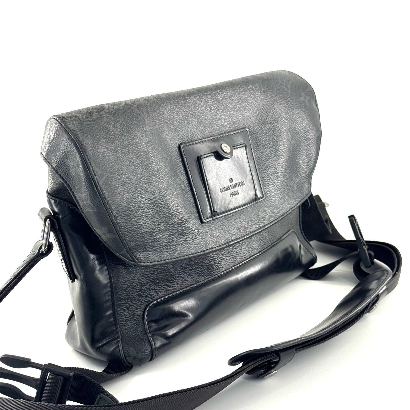 Louis Vuitton - Voyager Messenger Bag - Monogram Eclipse coated canvas with grained leather trim - Black - (Medium)