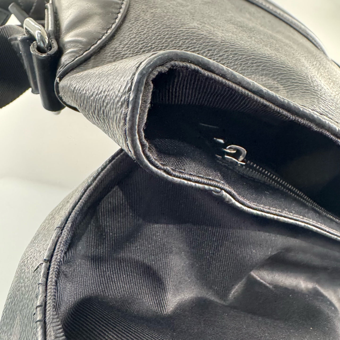 Louis Vuitton - Voyager Messenger Bag - Monogram Eclipse coated canvas with grained leather trim - Black - (Medium)