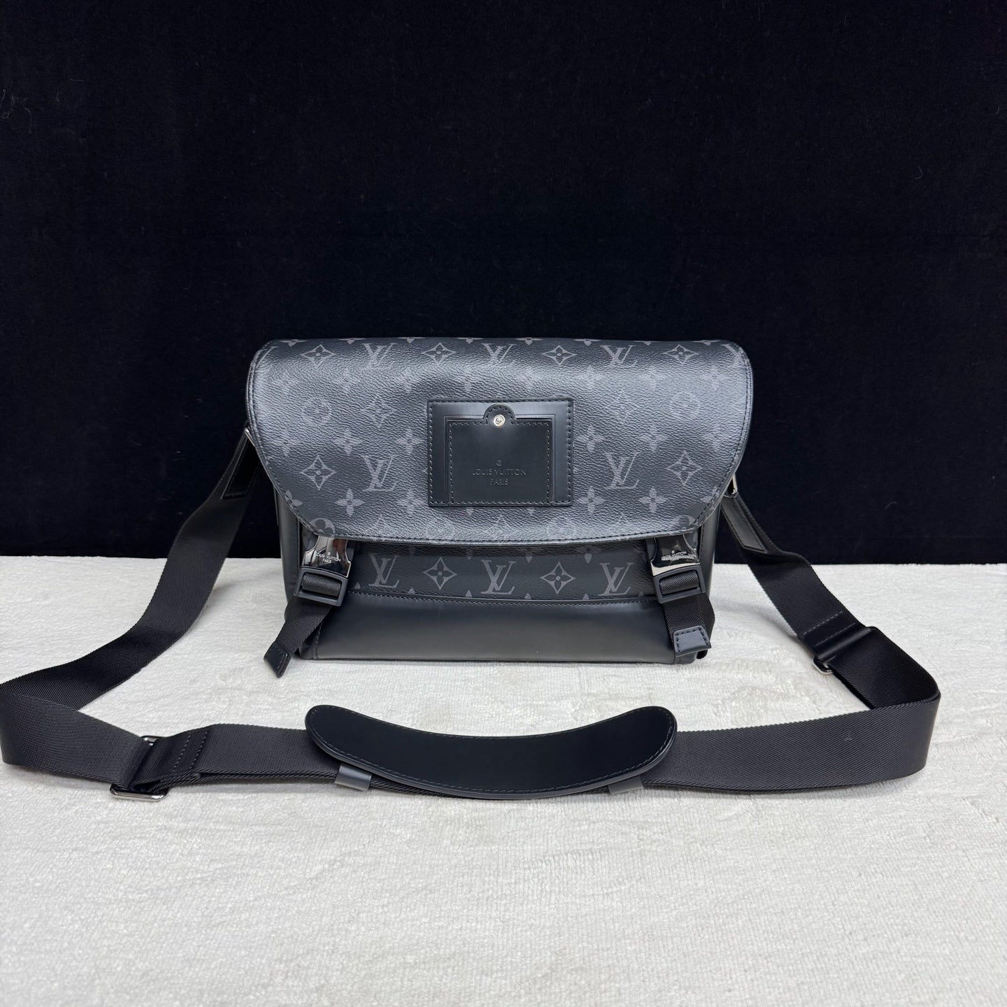 Louis Vuitton - Voyager Messenger Bag - Monogram Eclipse coated canvas with leather trim - Black - (medium)