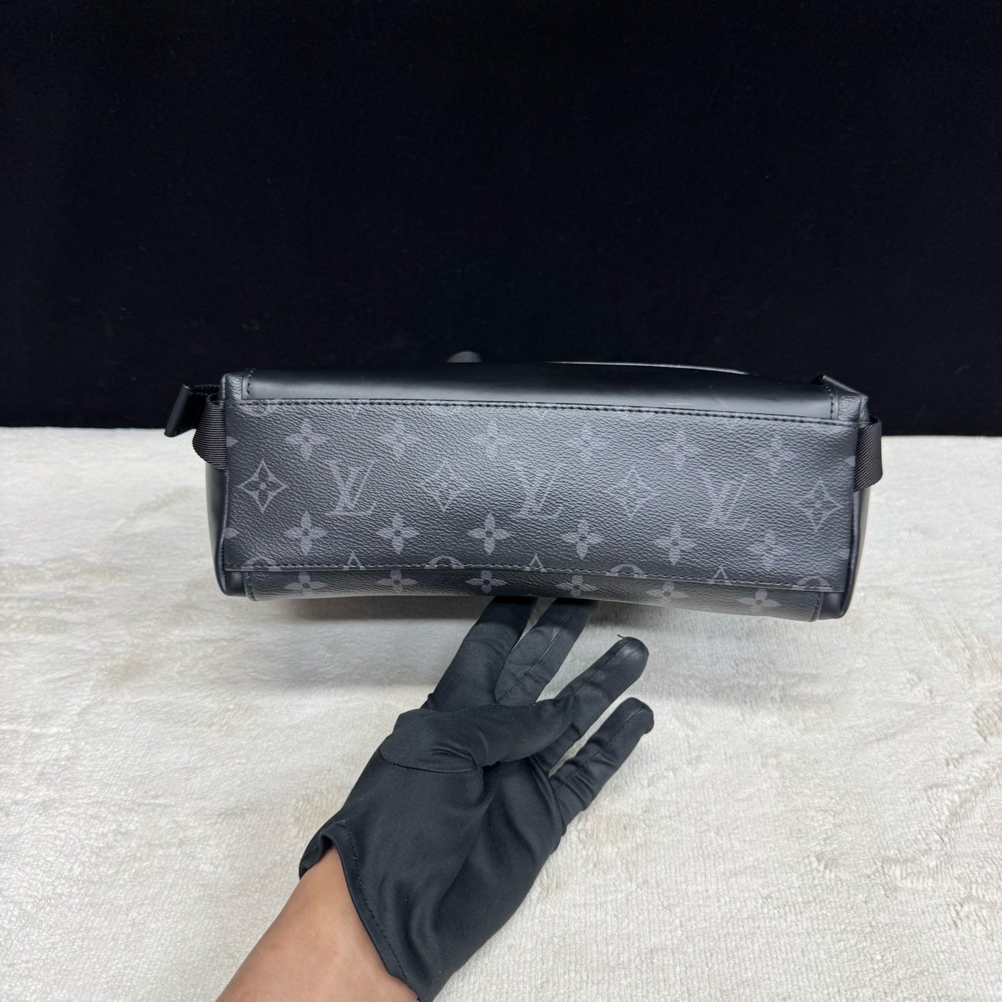 Louis Vuitton - Voyager Messenger Bag - Monogram Eclipse coated canvas with leather trim - Black - (medium)