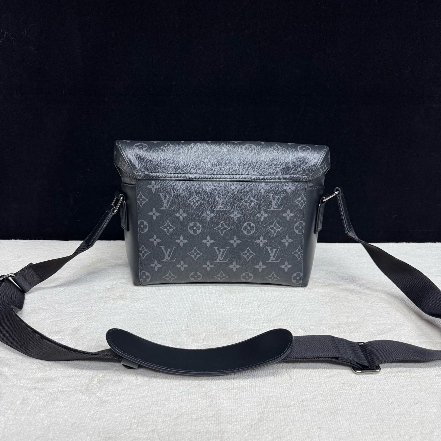 Louis Vuitton - Voyager Messenger Bag - Monogram Eclipse coated canvas with leather trim - Black - (medium)