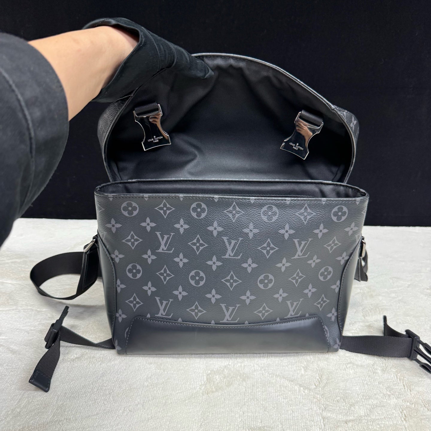 Louis Vuitton - Voyager Messenger Bag - Monogram Eclipse coated canvas with leather trim - Black - (medium)