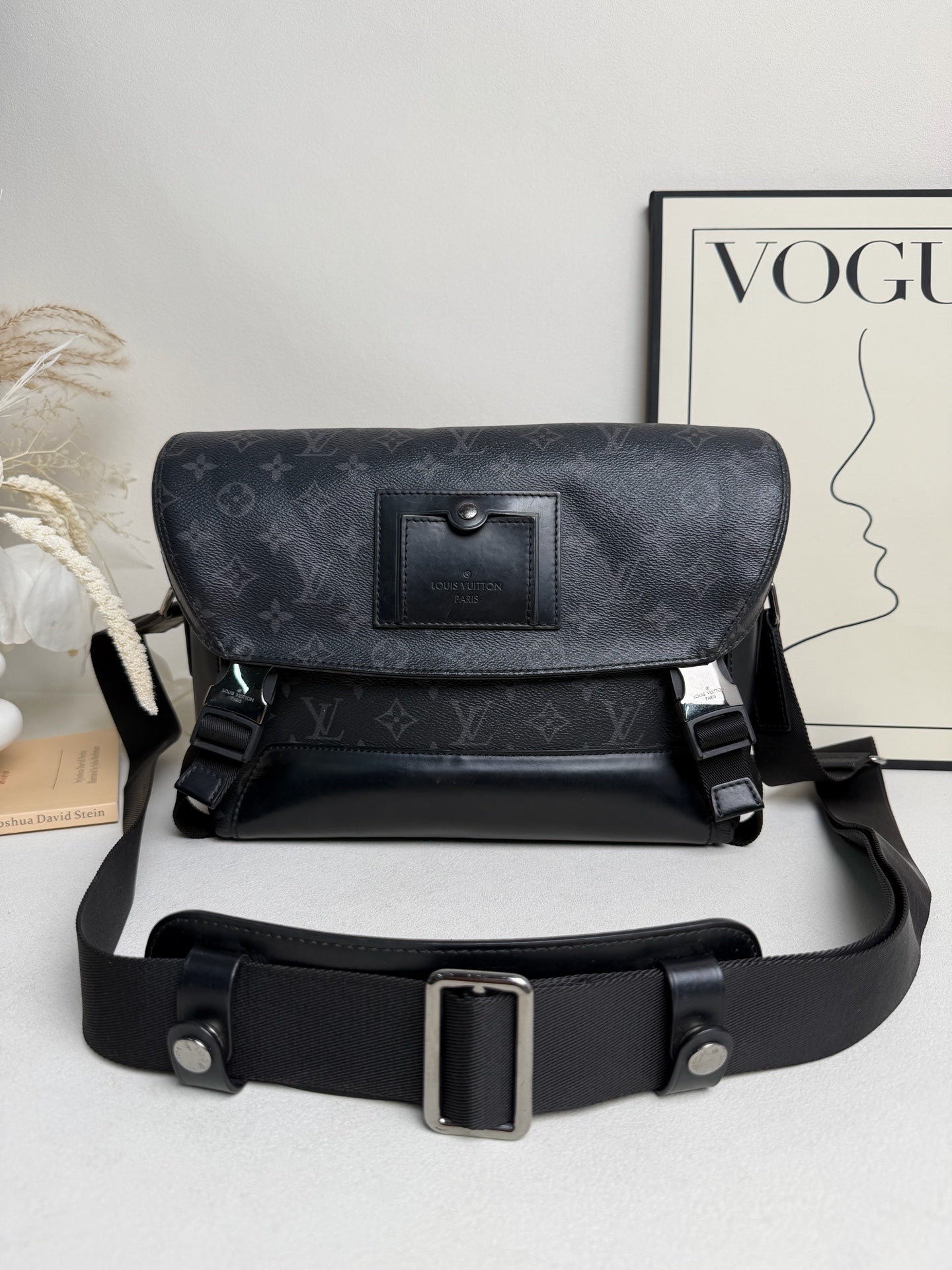 Louis Vuitton - Voyager Messenger - Leather - Black - (medium)