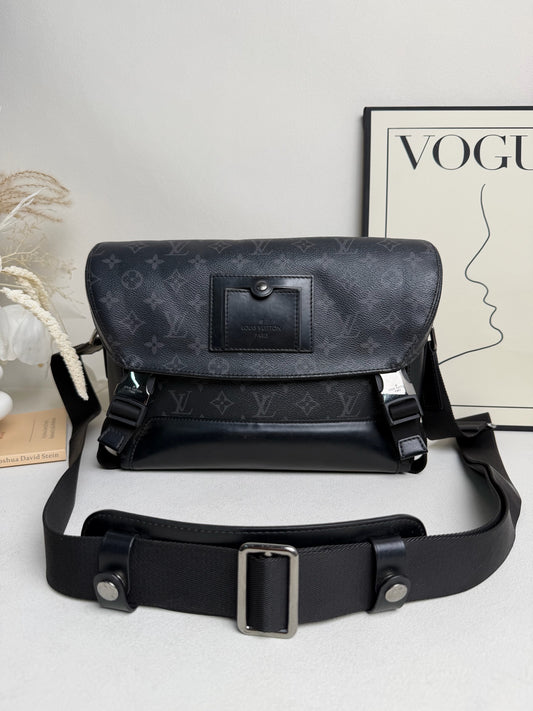 Louis Vuitton - Voyager Messenger - Leather - Black - (medium)