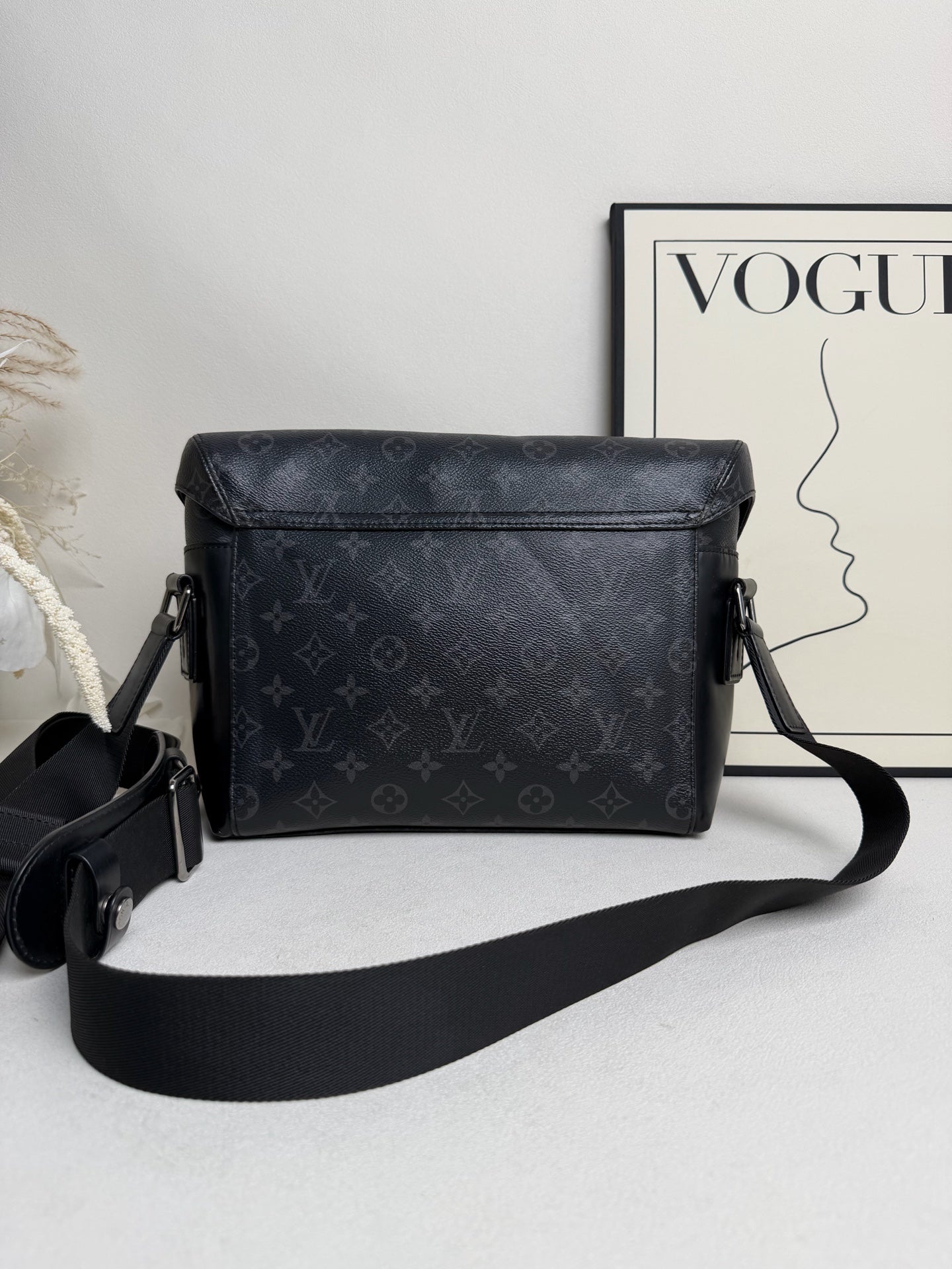 Louis Vuitton - Voyager Messenger - Leather - Black - (medium)