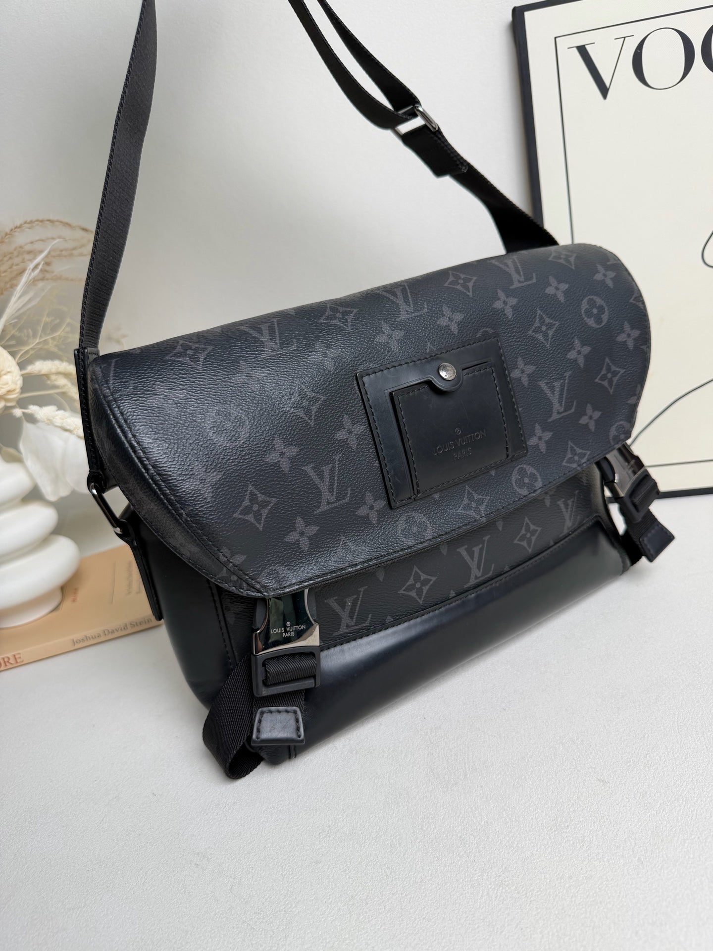 Louis Vuitton - Voyager Messenger - Leather - Black - (medium)