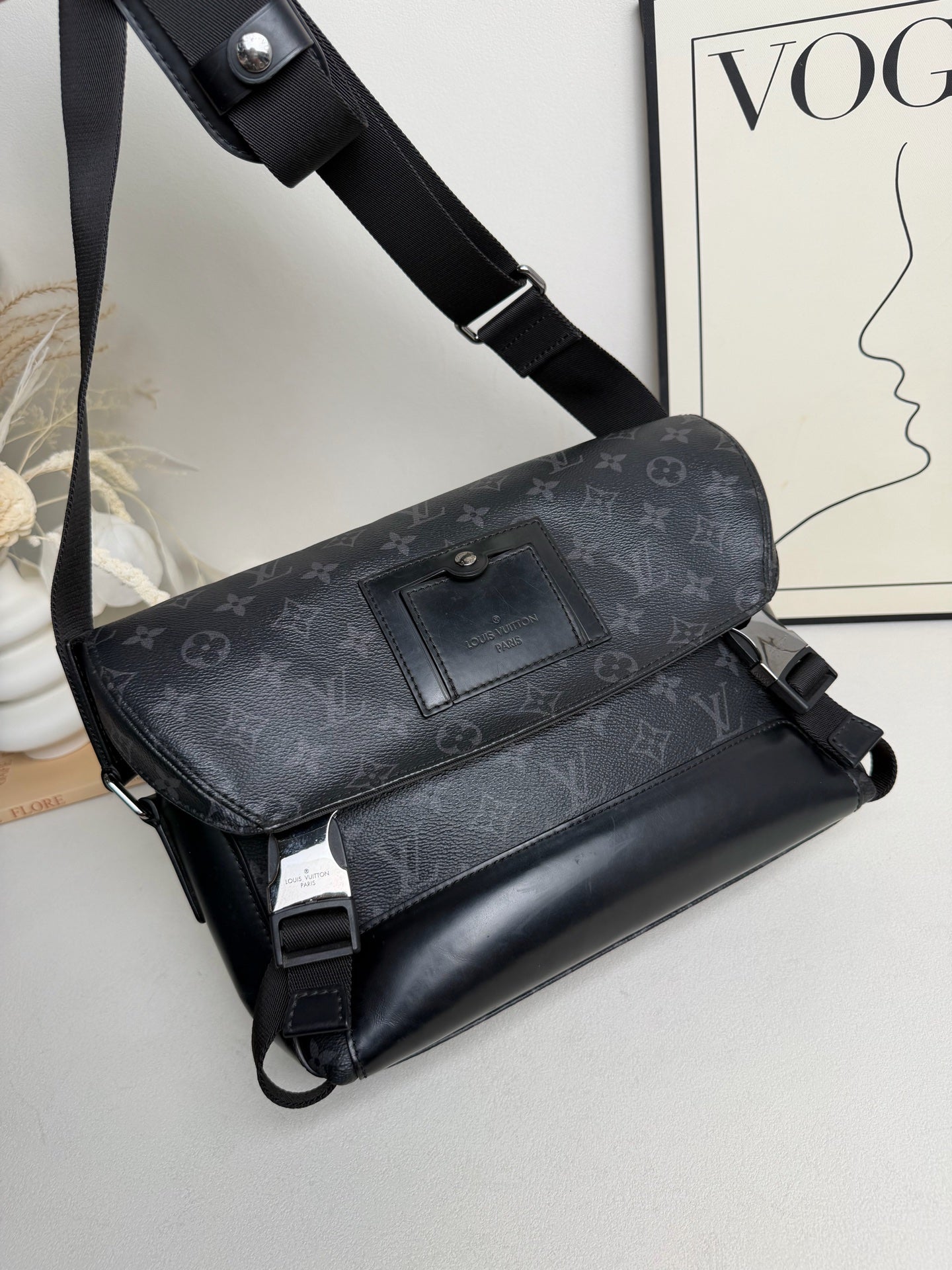 Louis Vuitton - Voyager Messenger - Leather - Black - (medium)