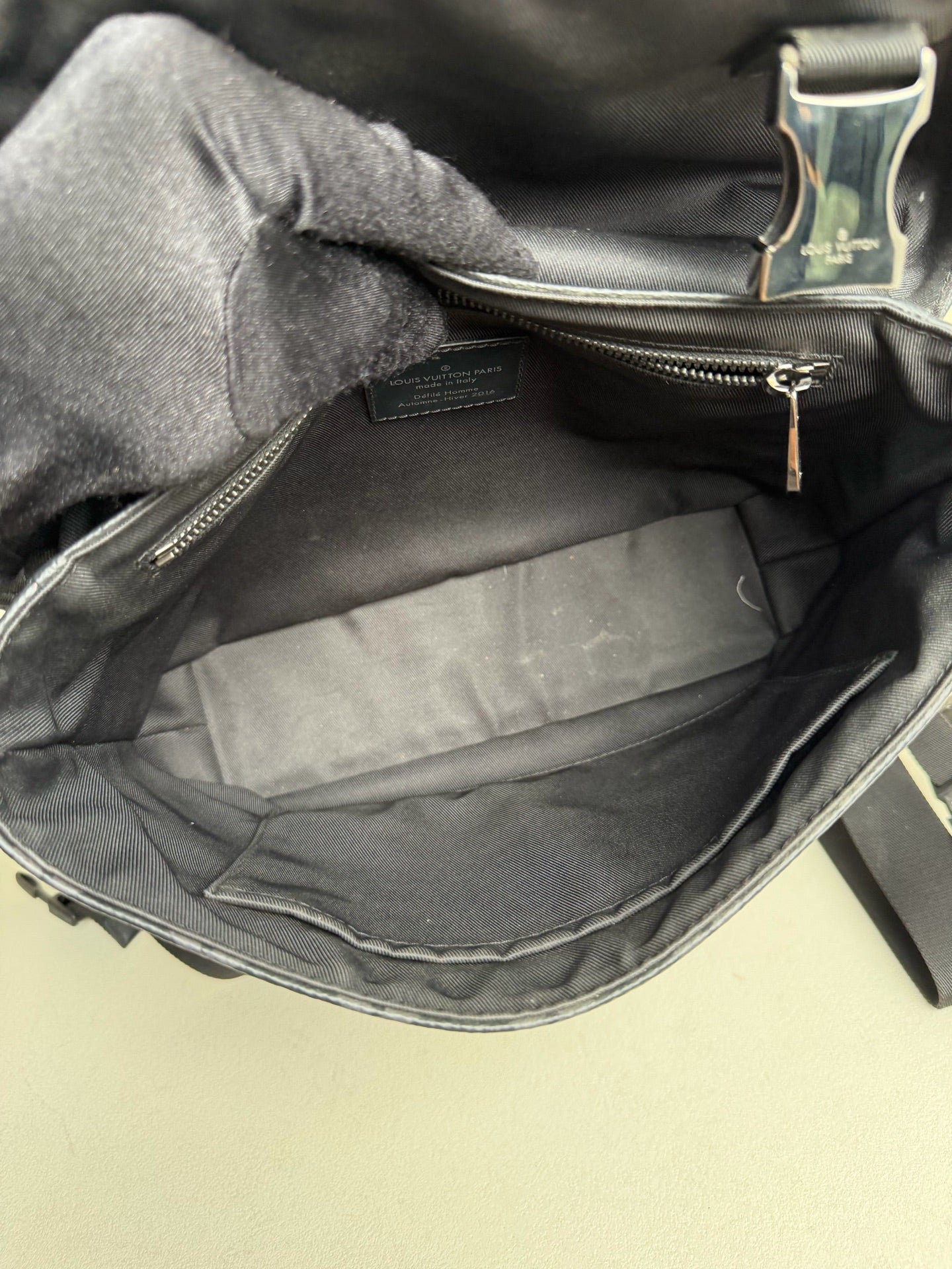 Louis Vuitton - Voyager Messenger - Leather - Black - (medium)