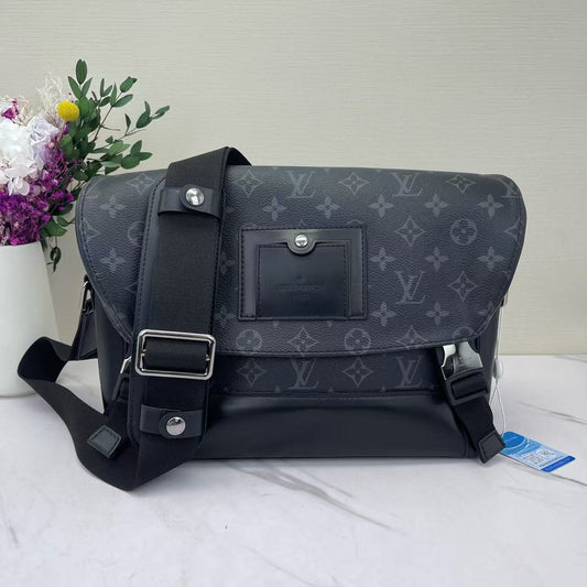 Louis Vuitton - Voyager Messenger - Monogram Eclipse coated canvas with leather trim - Black - (Medium)