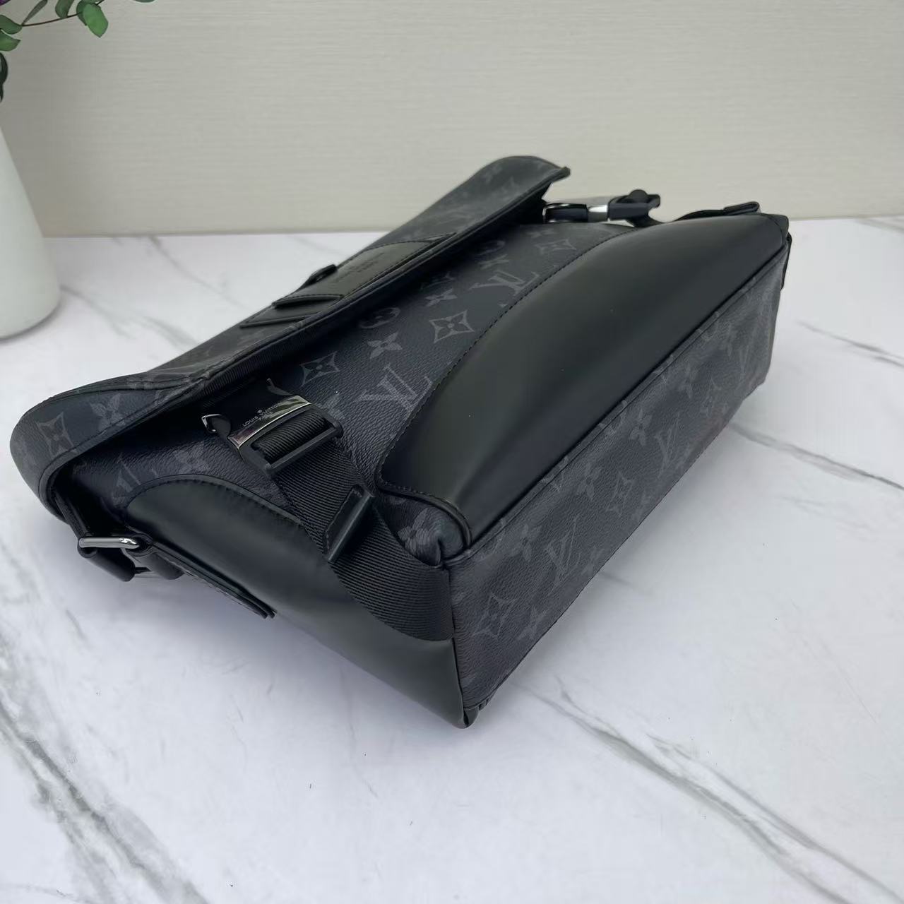 Louis Vuitton - Voyager Messenger - Monogram Eclipse coated canvas with leather trim - Black - (Medium)