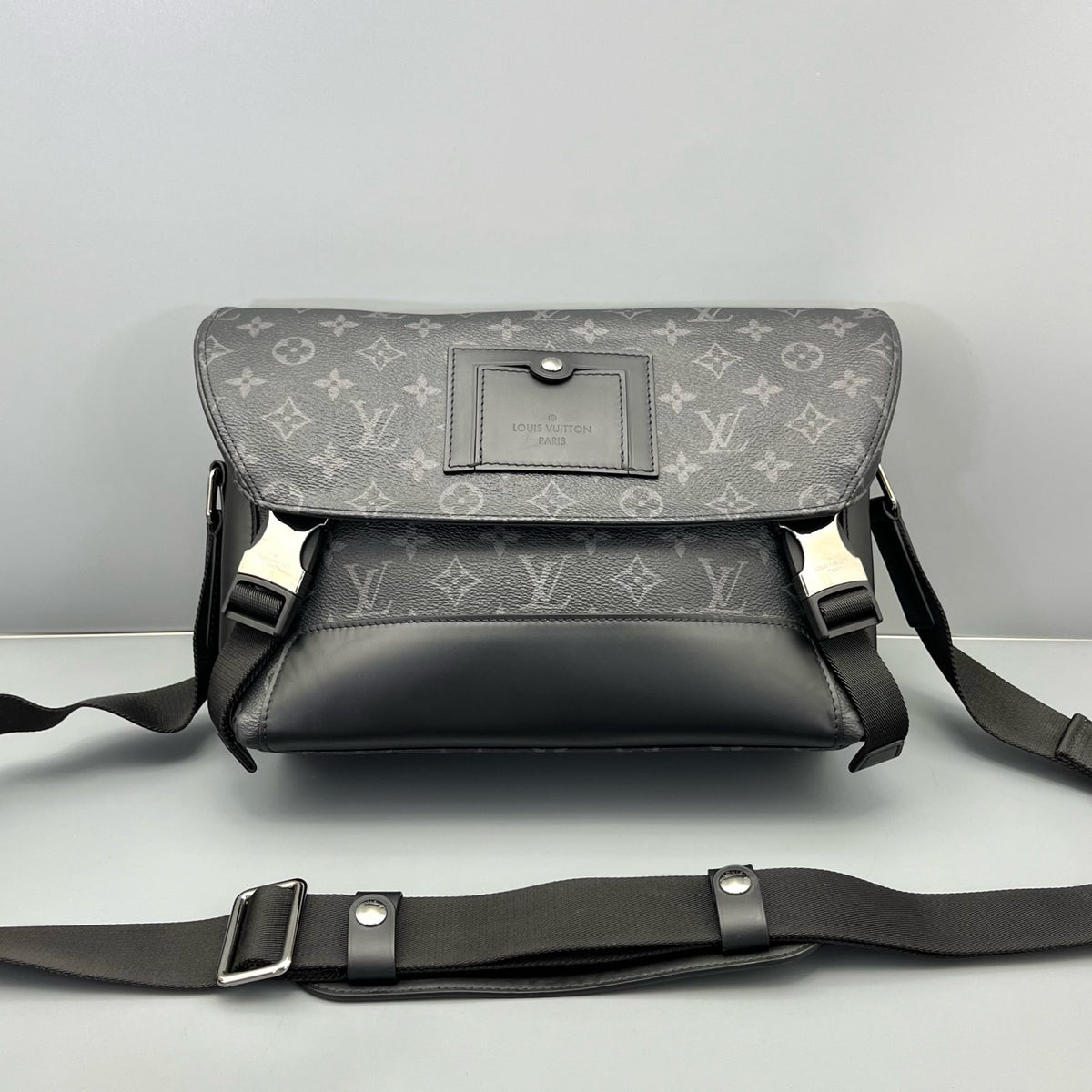 Louis Vuitton - Voyager Messenger - Synthetic - Black