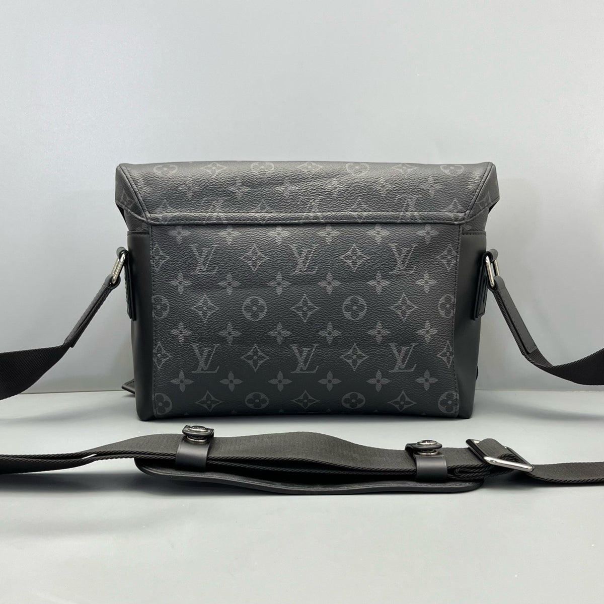 Louis Vuitton - Voyager Messenger - Synthetic - Black