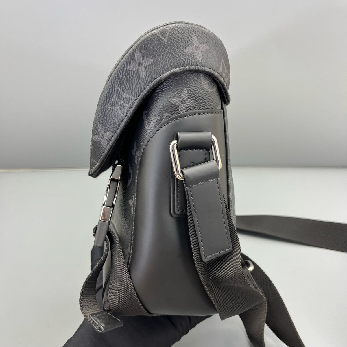 Louis Vuitton - Voyager Messenger - Synthetic - Black