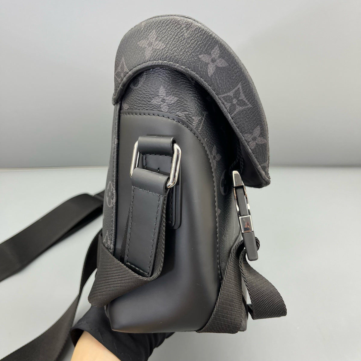Louis Vuitton - Voyager Messenger - Synthetic - Black