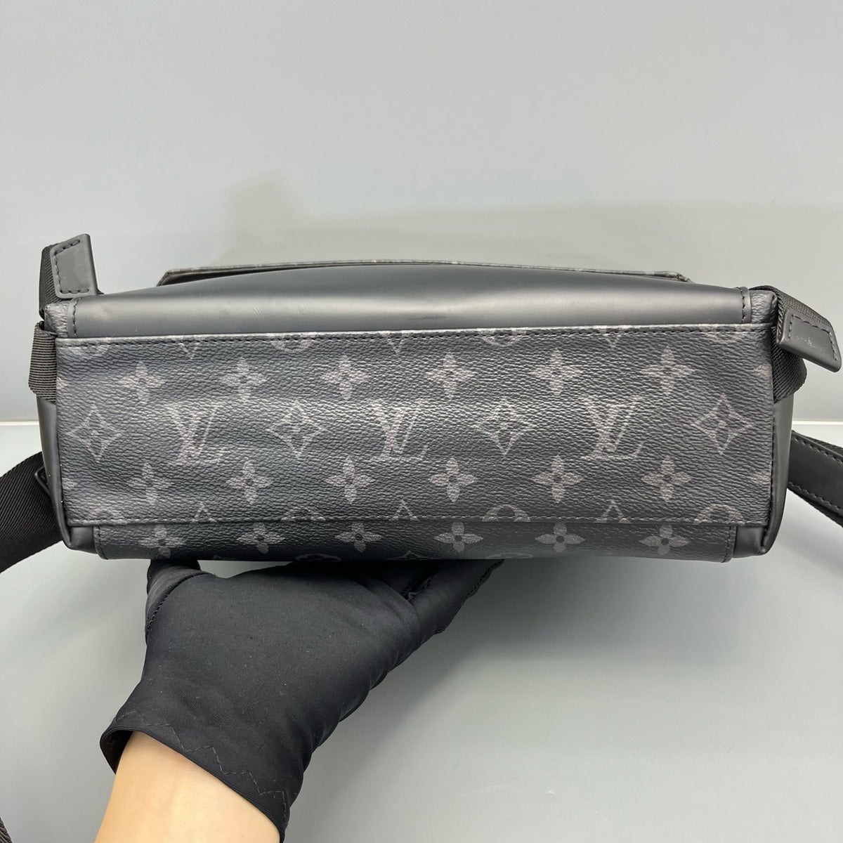 Louis Vuitton - Voyager Messenger - Synthetic - Black