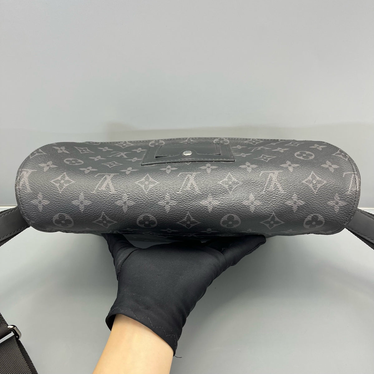 Louis Vuitton - Voyager Messenger - Synthetic - Black