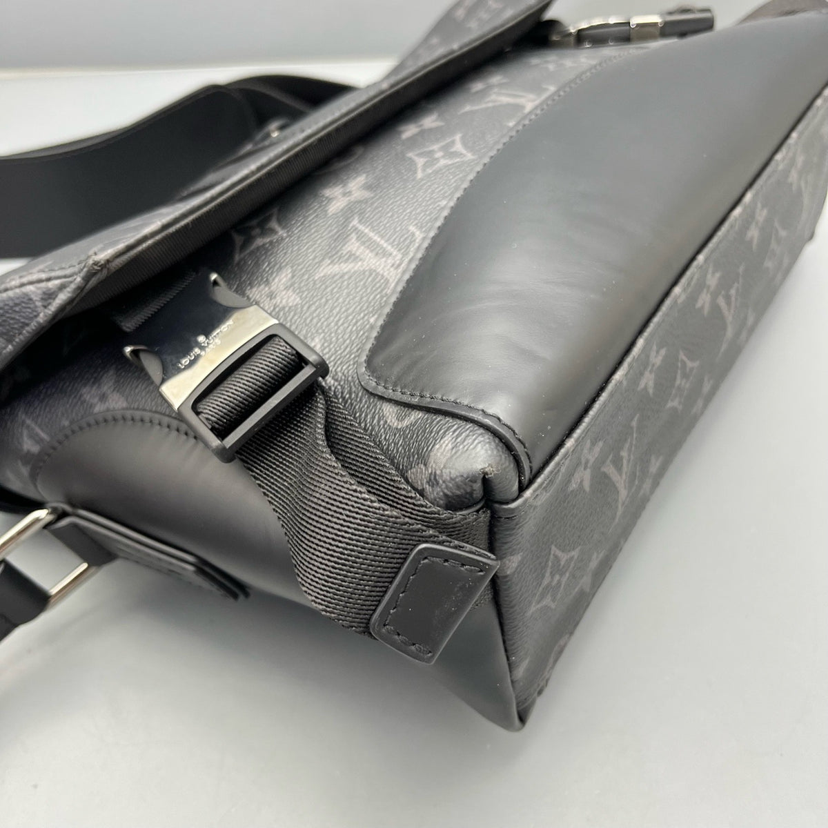 Louis Vuitton - Voyager Messenger - Synthetic - Black