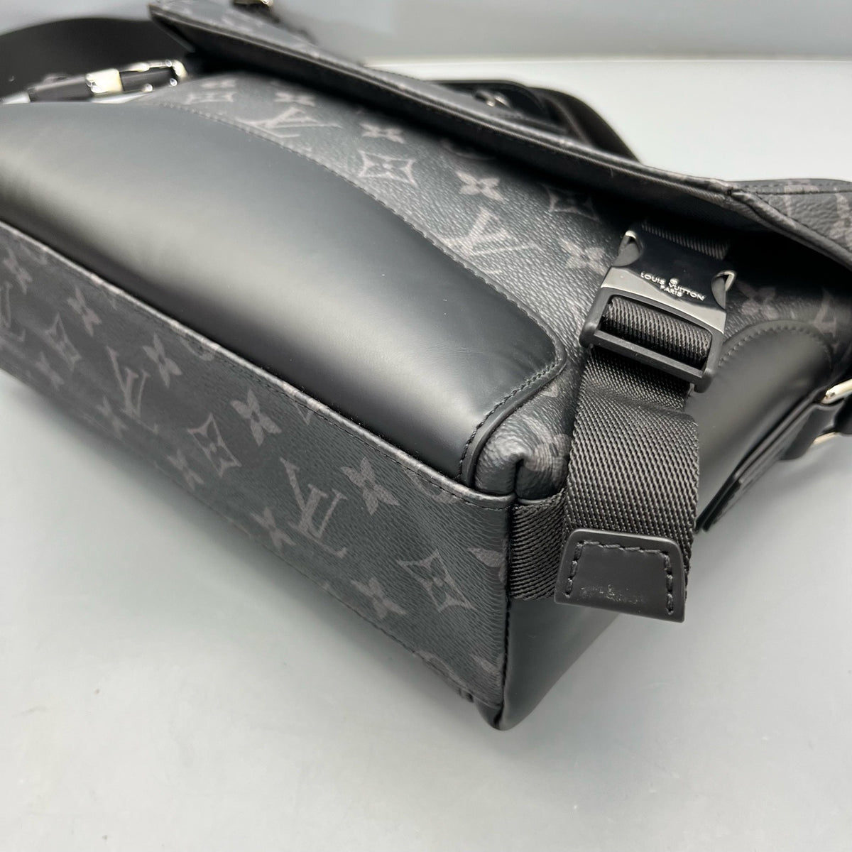 Louis Vuitton - Voyager Messenger - Synthetic - Black