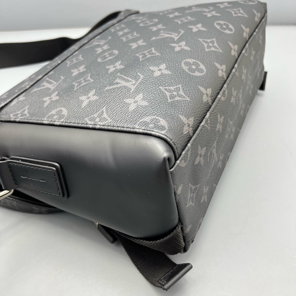 Louis Vuitton - Voyager Messenger - Synthetic - Black