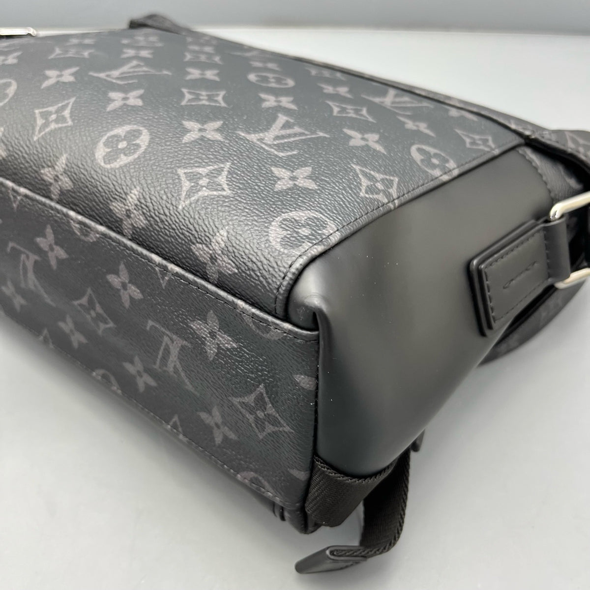 Louis Vuitton - Voyager Messenger - Synthetic - Black