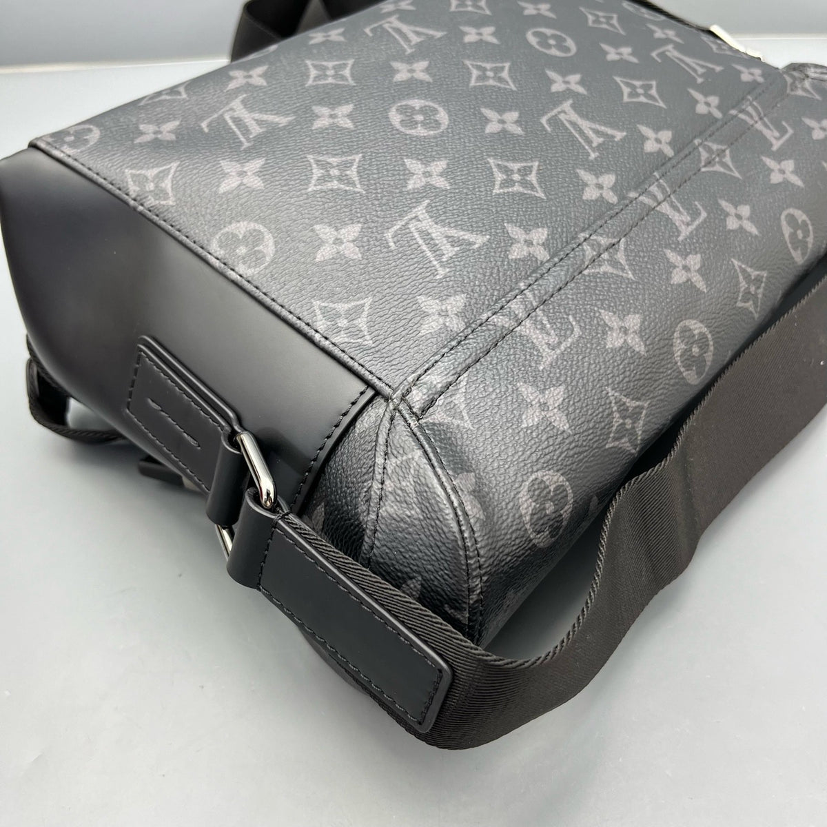 Louis Vuitton - Voyager Messenger - Synthetic - Black