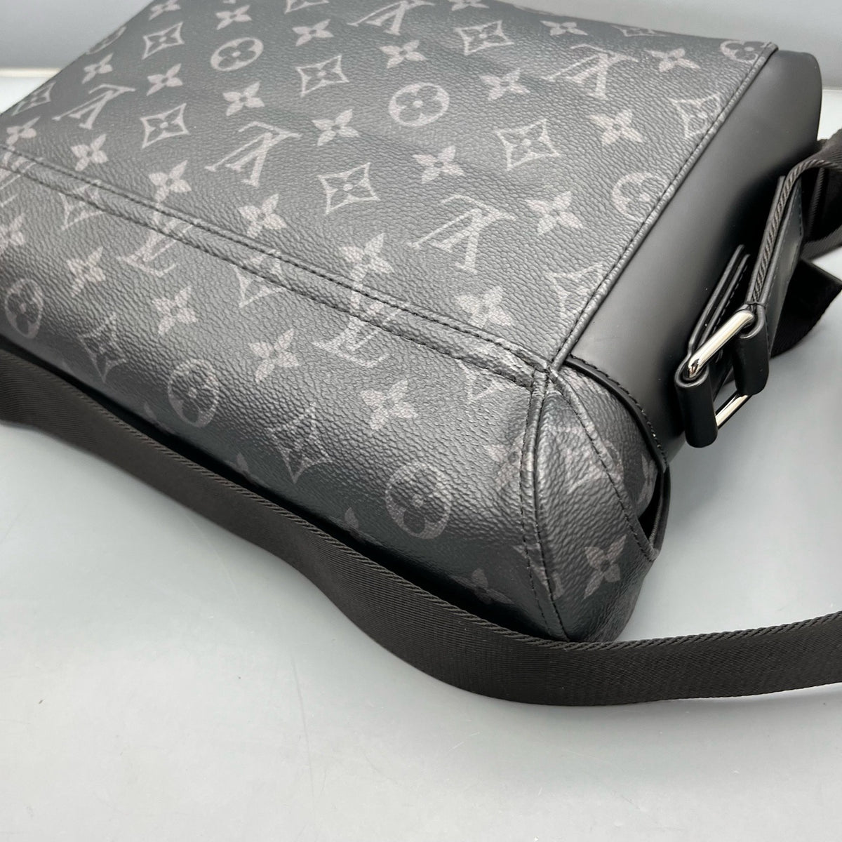 Louis Vuitton - Voyager Messenger - Synthetic - Black