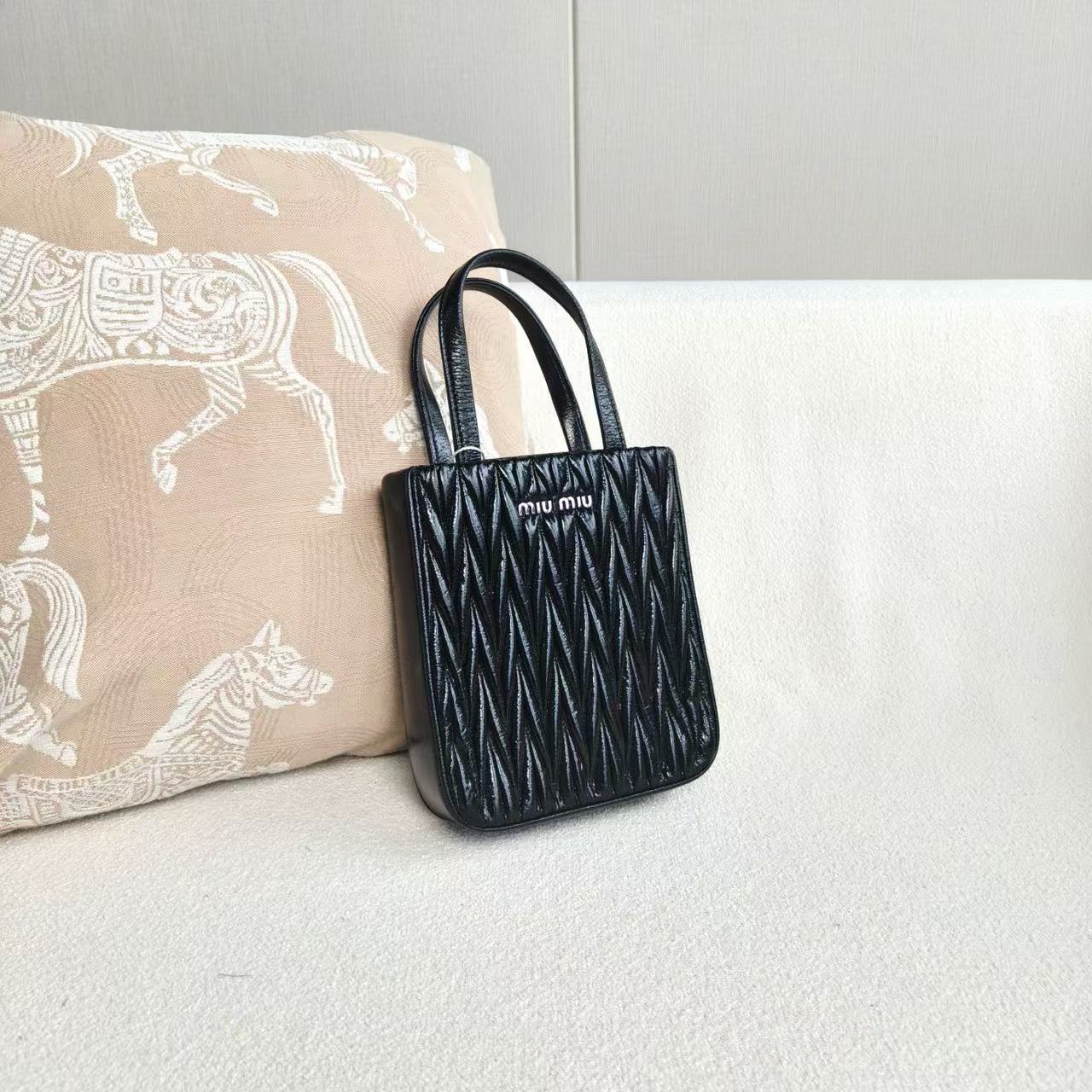 Miu Miu - Jeweled Chain Pleated Music Score Bag - Patent leather - Black - (mini)