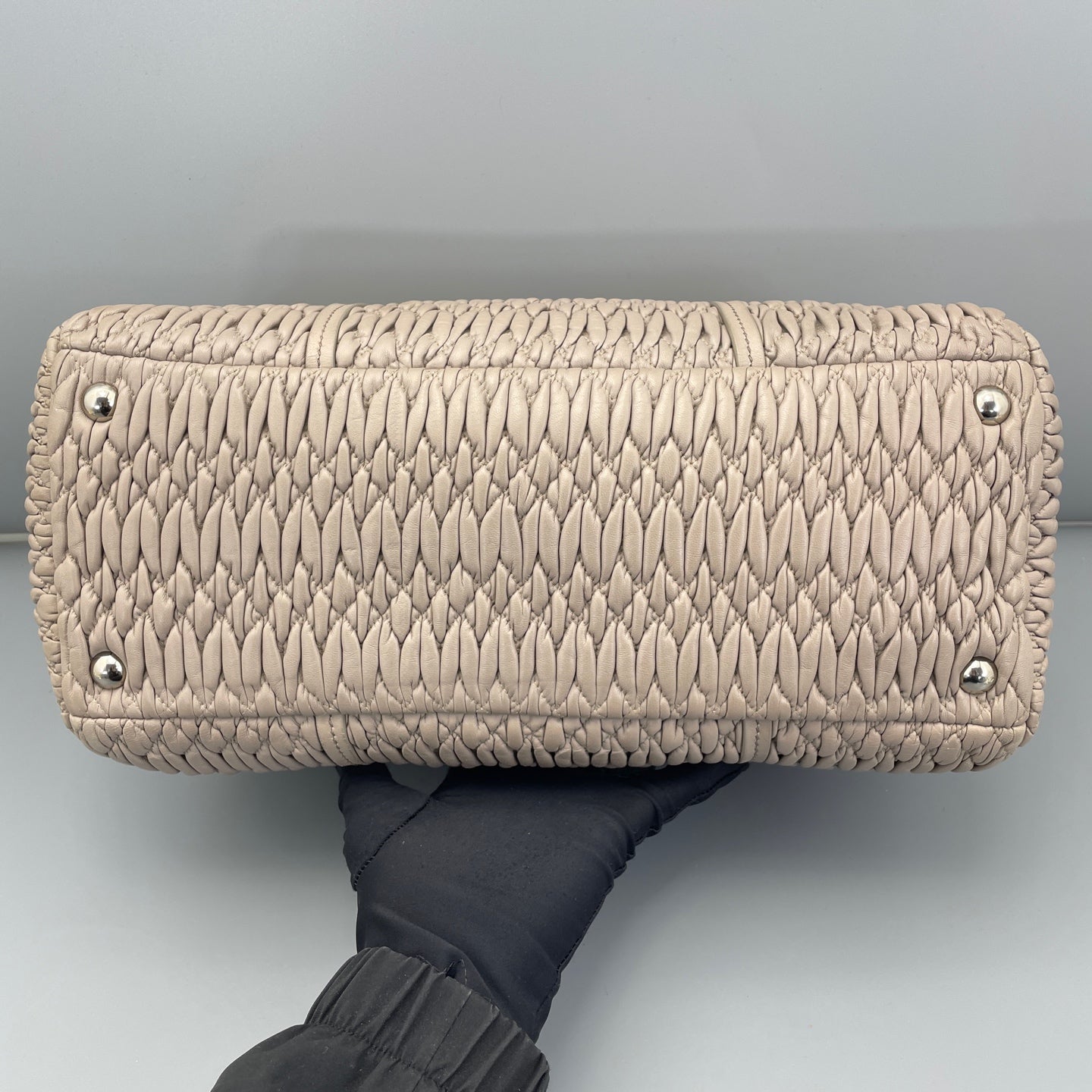 Miu Miu - Matelassé Boston Shoulder Bag - Leather - Light Grey - (medium)