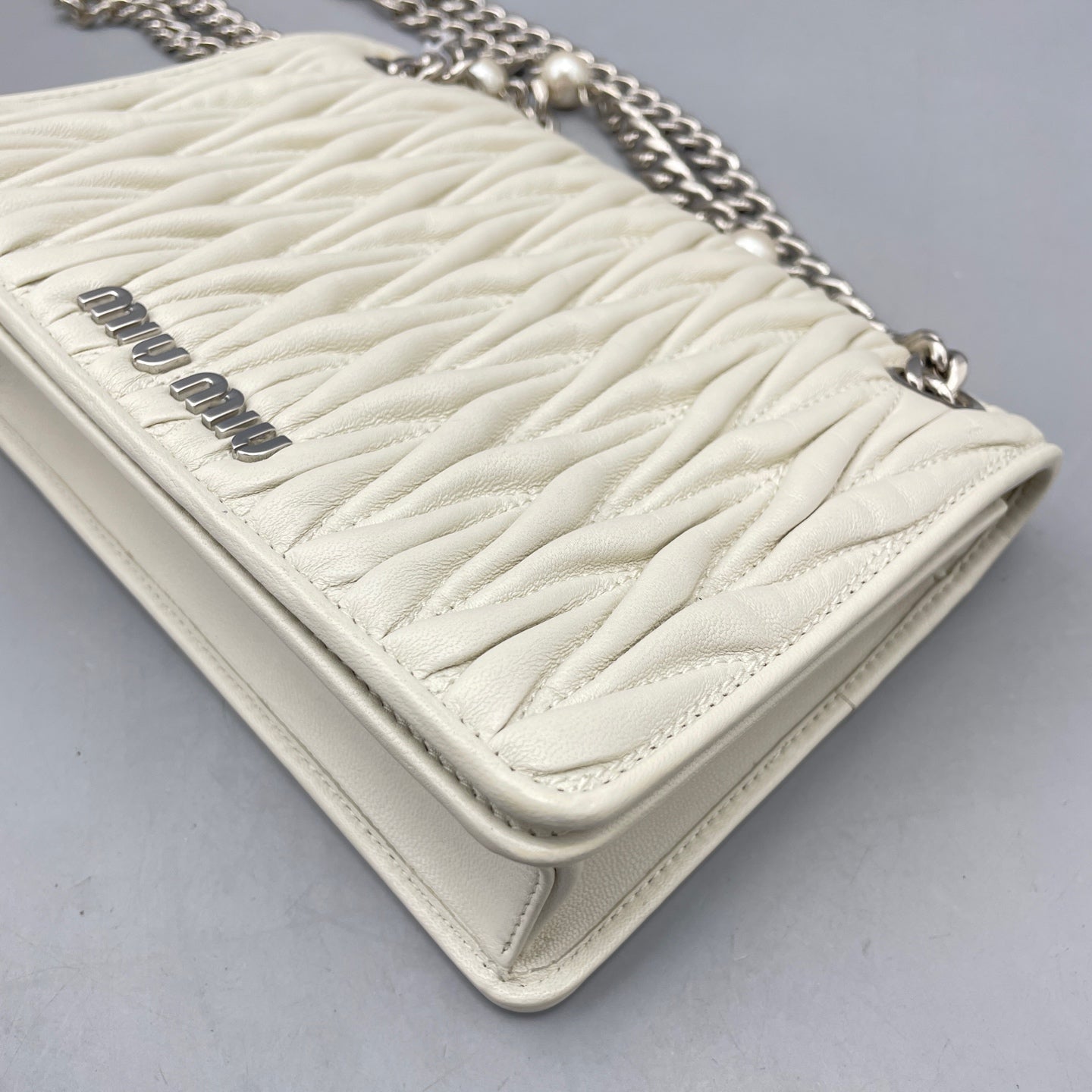 Miu Miu - Matelassé Pearl Chain Bag - Lambskin leather - White - (mini)