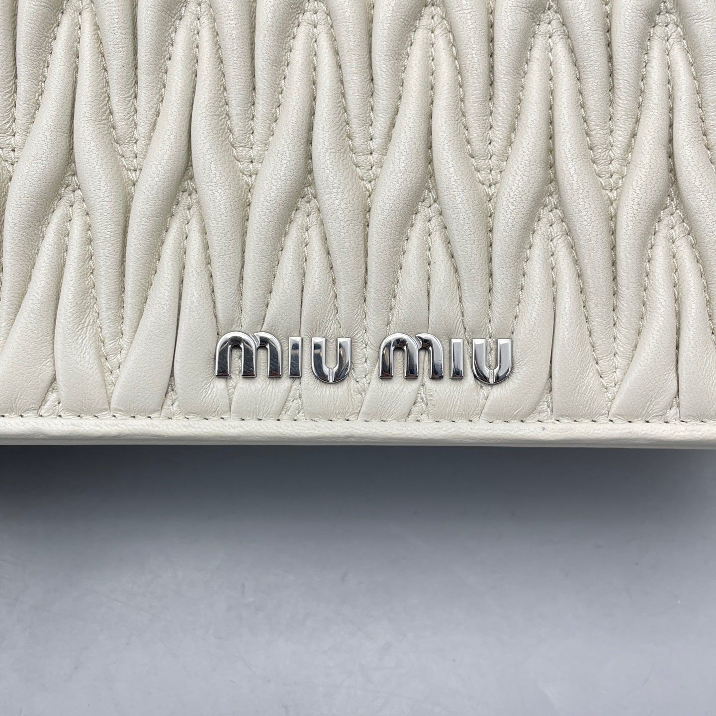 Miu Miu - Matelassé Pearl Chain Bag - Lambskin leather - White - (mini)
