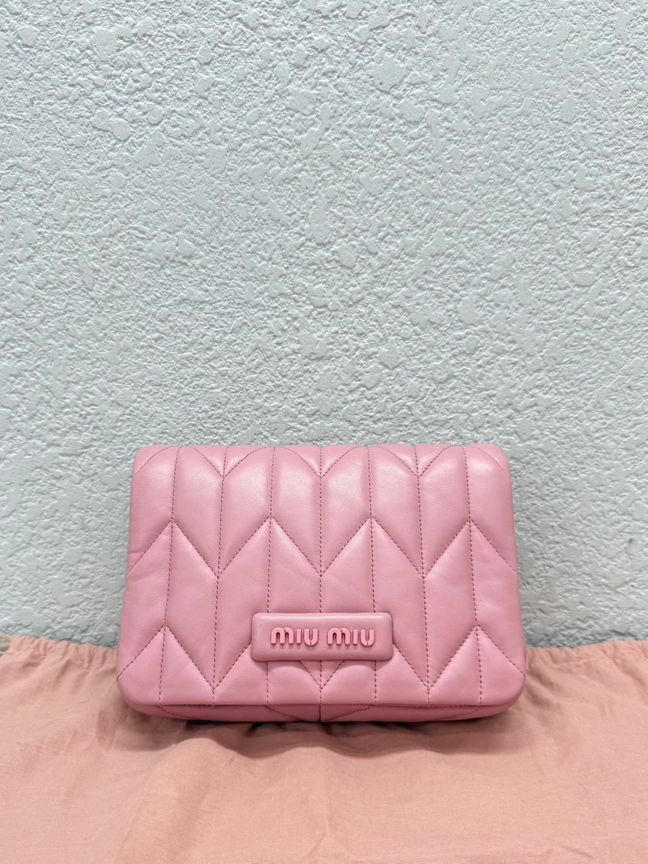 Miu Miu - Matelassé Quilted Crossbody Bag - Lambskin leather - Pink - (mini)