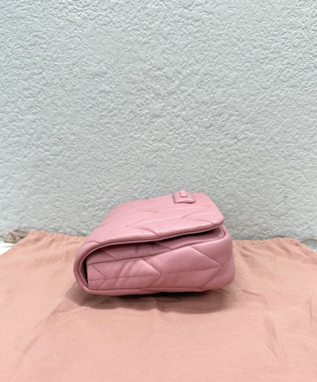 Miu Miu - Matelassé Quilted Crossbody Bag - Lambskin leather - Pink - (mini)