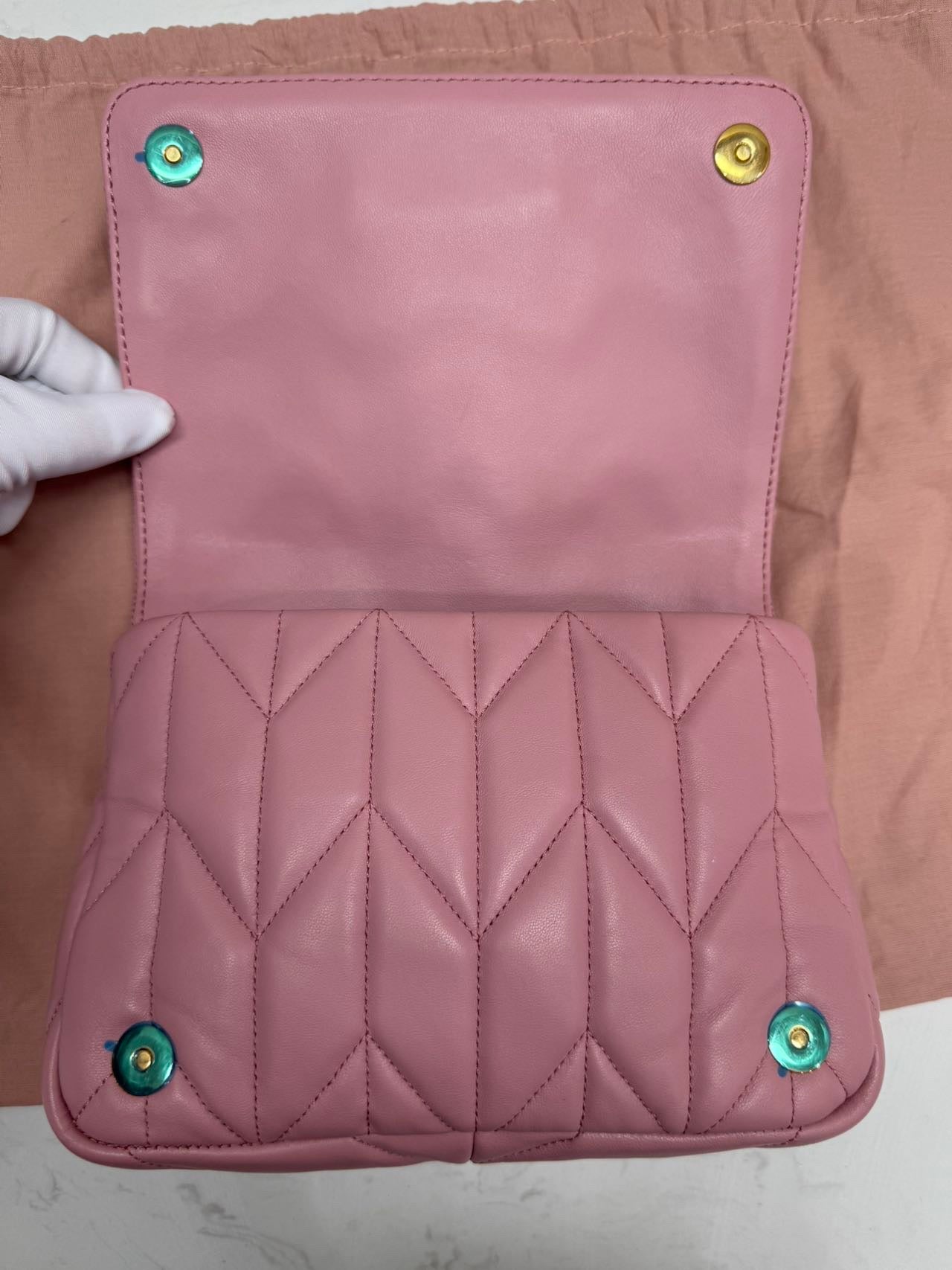 Miu Miu - Matelassé Quilted Crossbody Bag - Lambskin leather - Pink - (mini)