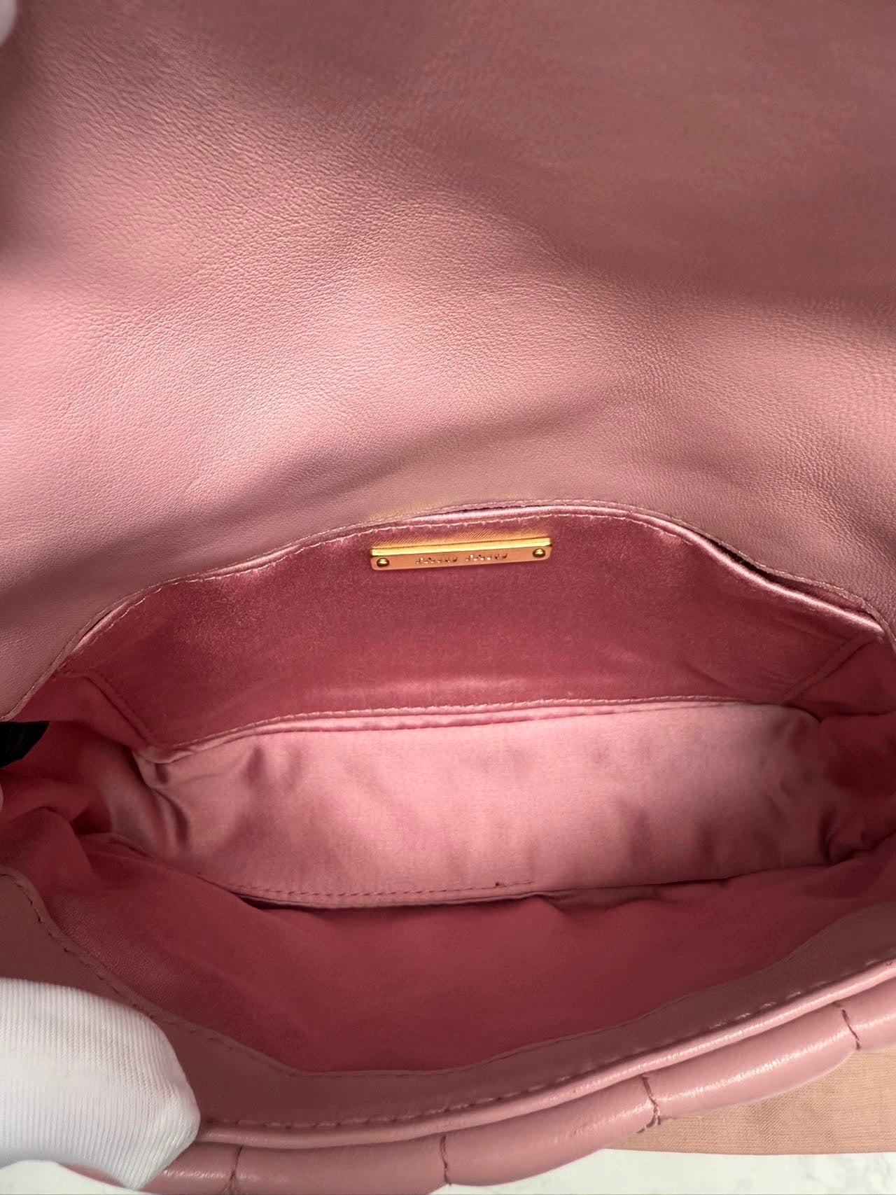 Miu Miu - Matelassé Quilted Crossbody Bag - Lambskin leather - Pink - (mini)