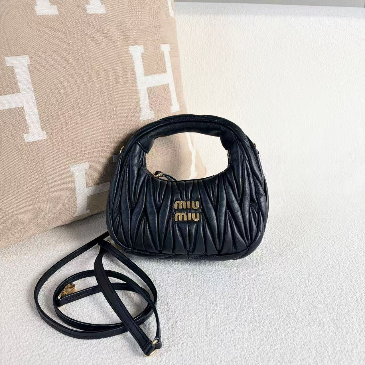 Miumiu - Wander Hobo Mini - Lambskin leather - Black - (mini)