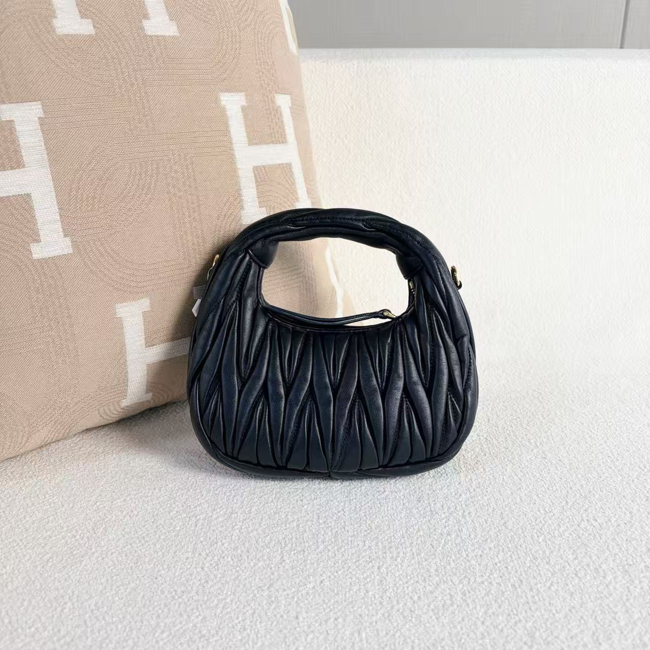 Miumiu - Wander Hobo Mini - Lambskin leather - Black - (mini)