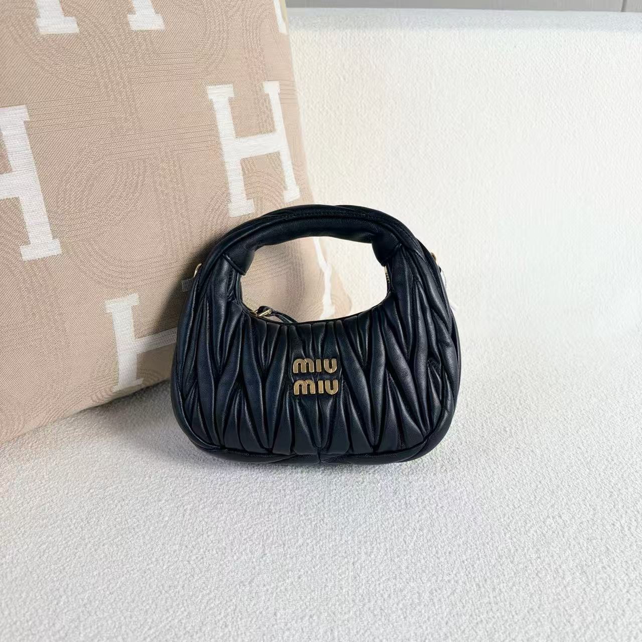 Miumiu - Wander Hobo Mini - Lambskin leather - Black - (mini)