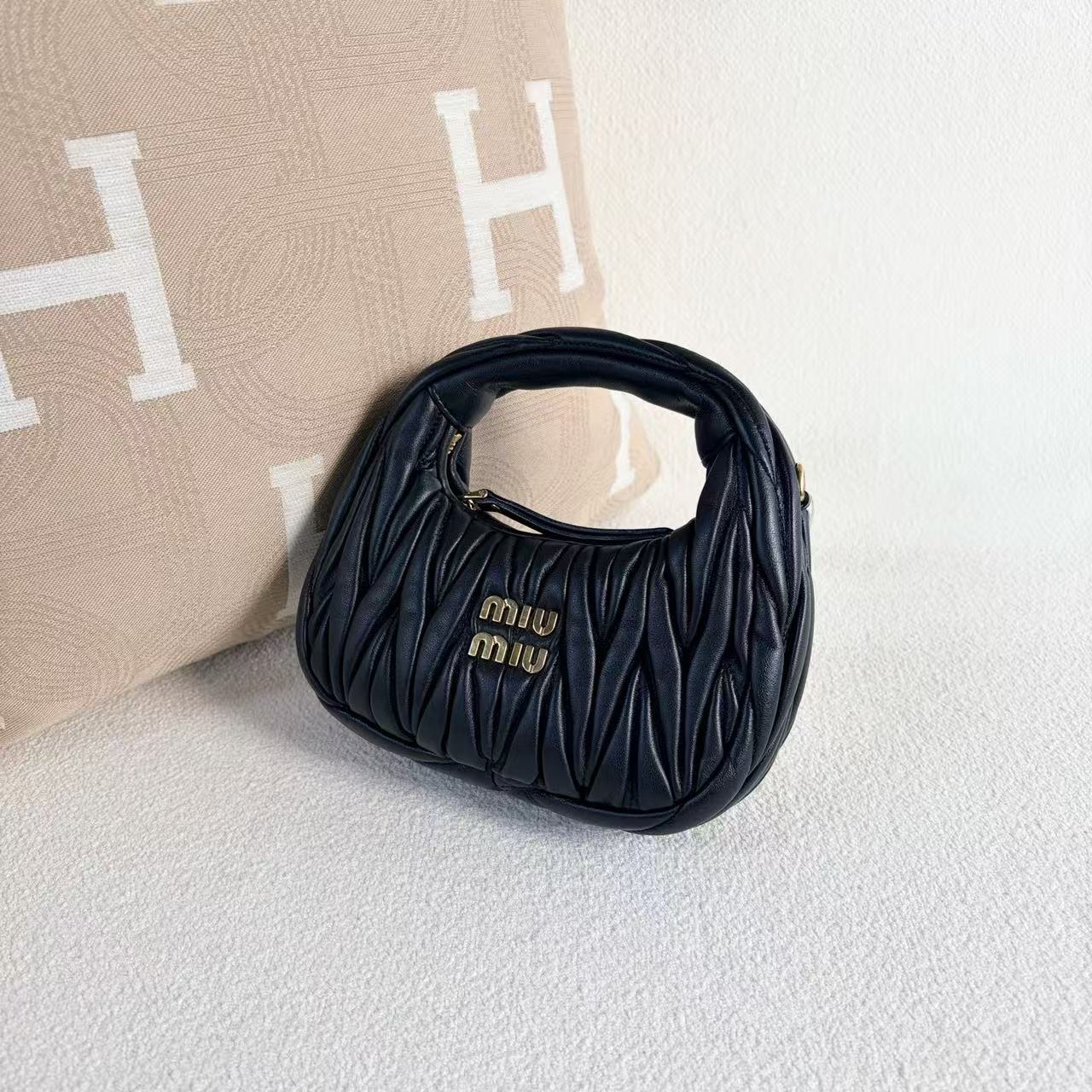 Miumiu - Wander Hobo Mini - Lambskin leather - Black - (mini)